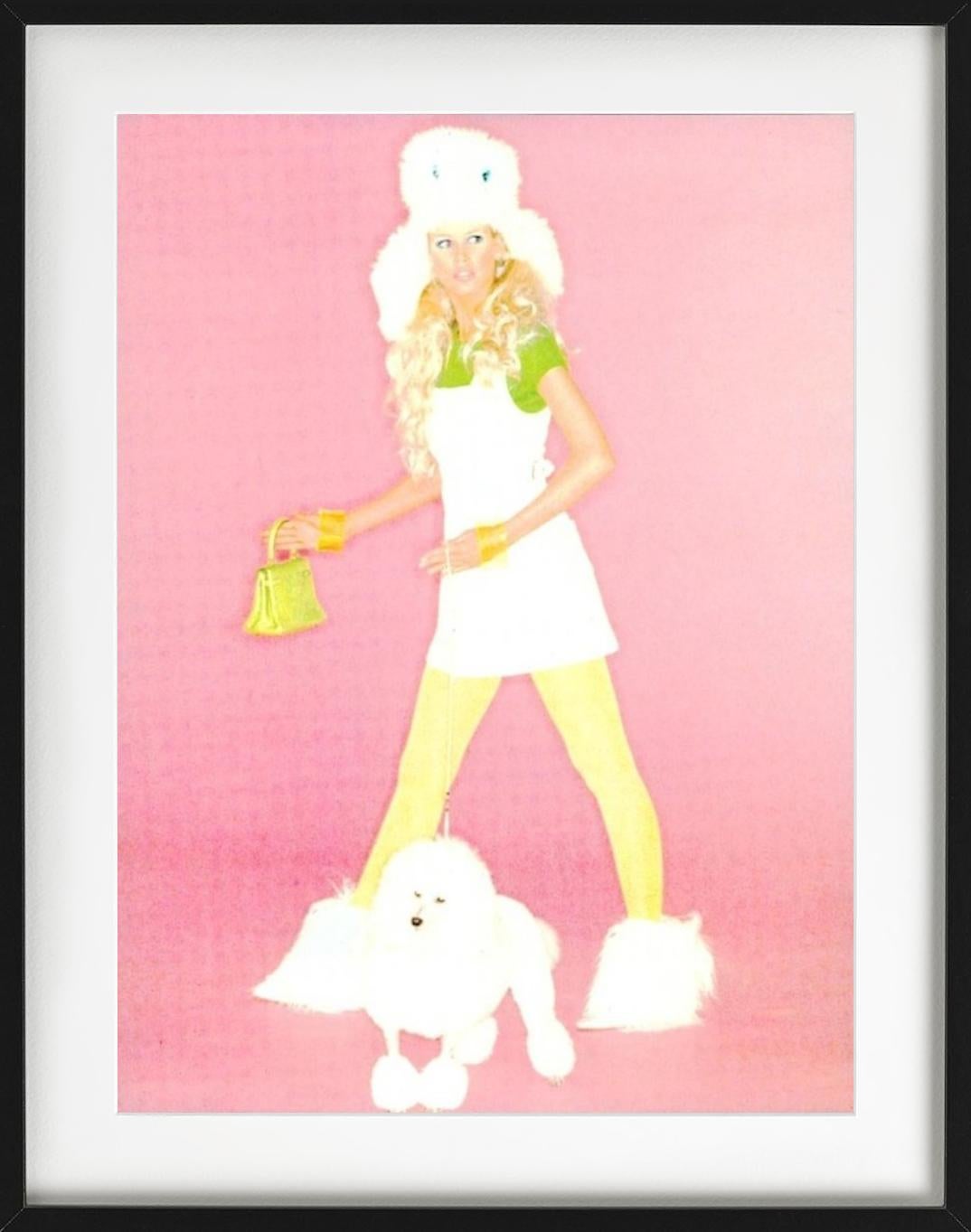 Claudia Schiffers - La vraie Barbie, pour Vogue Italie, photographie d'art 1994 - Rose Color Photograph par Ellen von Unwerth