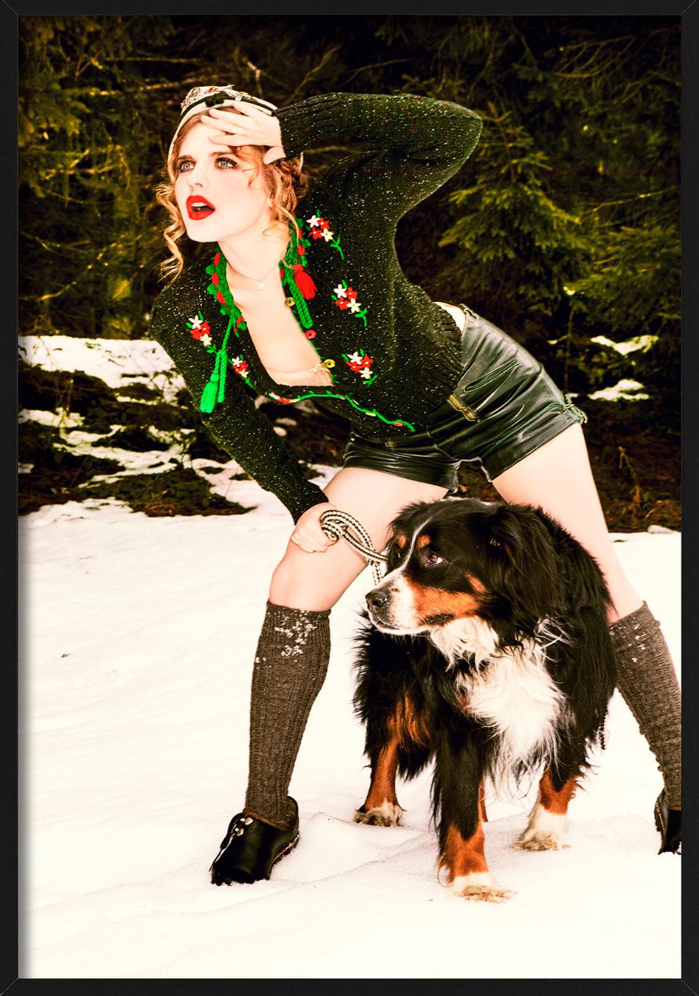 Cuddling Dog - Heimat, Fine Art Photography, 2015 im Angebot 1