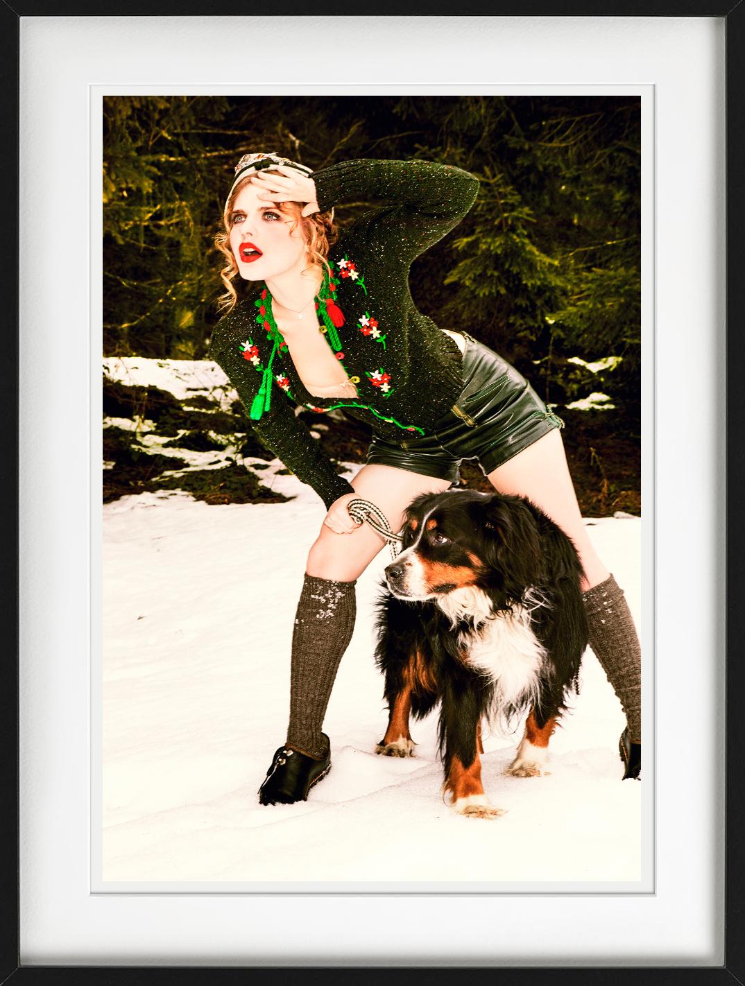 Cuddling Dog - Heimat, Fine Art Photography, 2015 im Angebot 2