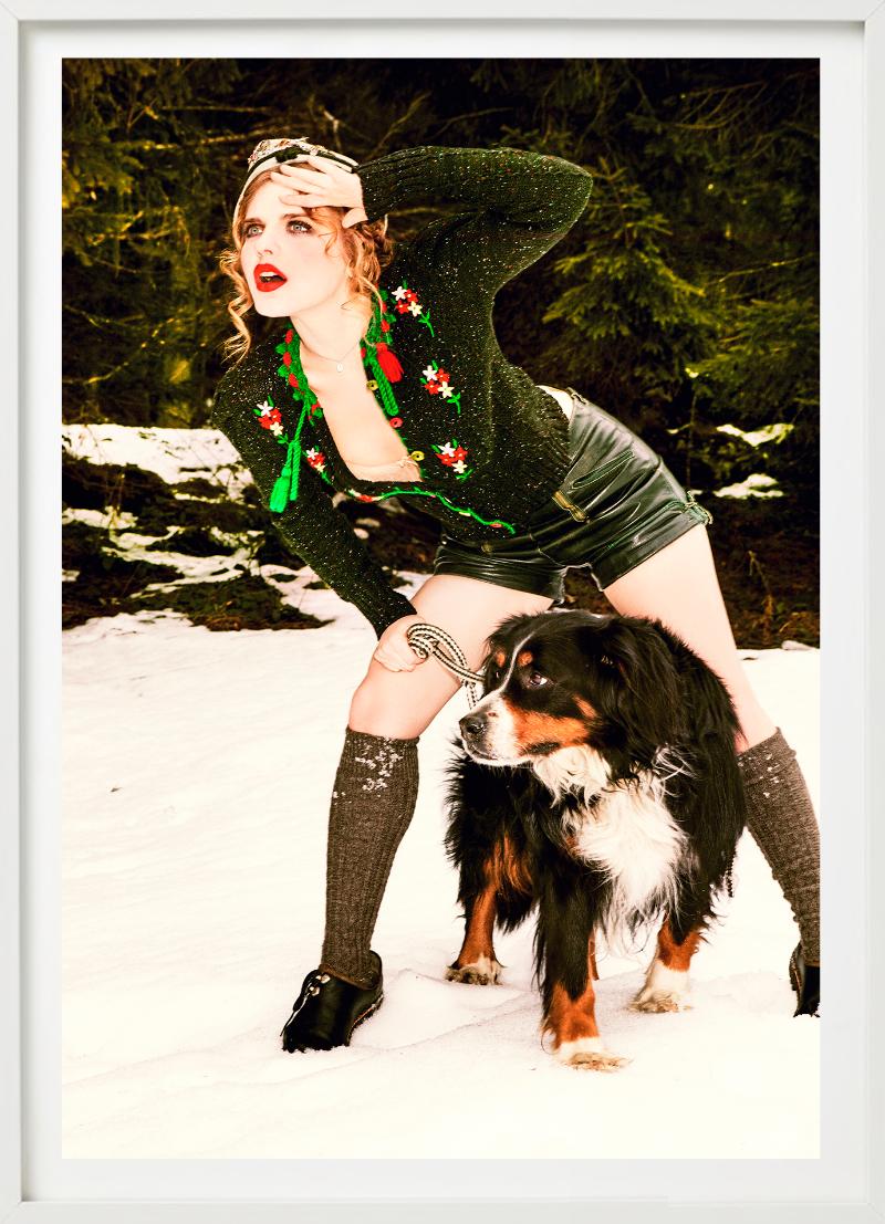 Cuddling Dog - Heimat, Fine Art Photography, 2015 im Angebot 3