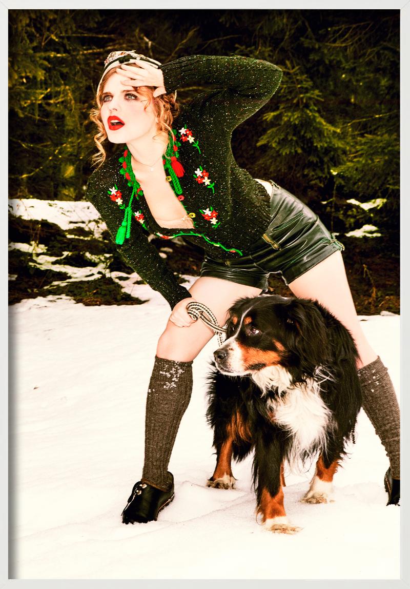 Cuddling Dog - Heimat, Fine Art Photography, 2015 im Angebot 4