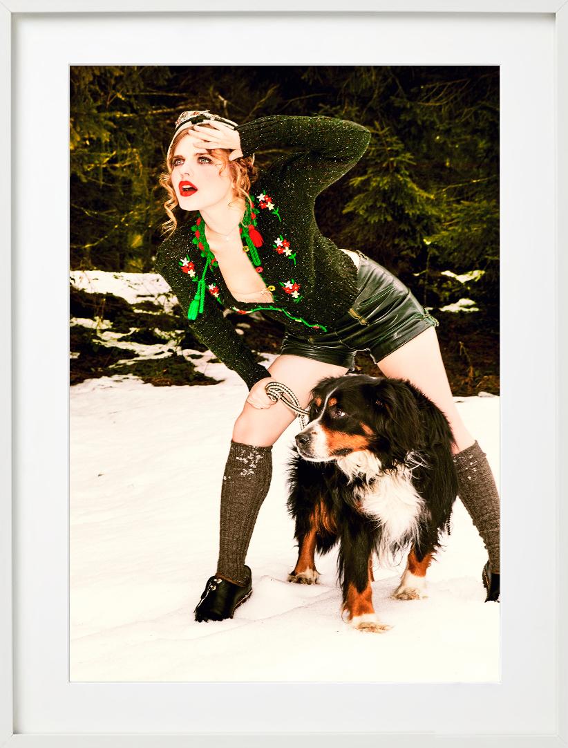 Cuddling Dog - Heimat, Fine Art Photography, 2015 im Angebot 5