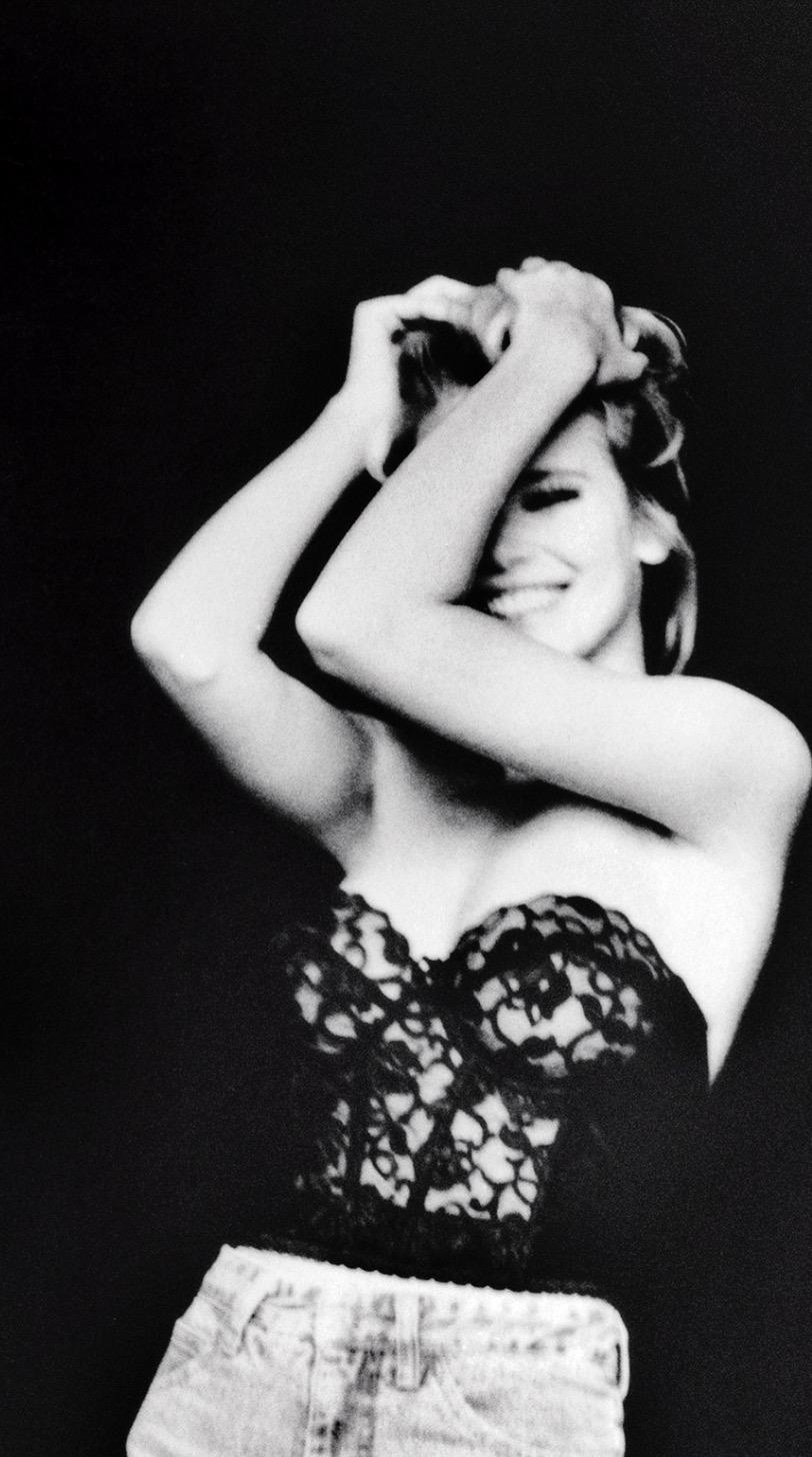 Tanzen, Tanzen, Tanzen, Claudia Schiffer für Guess, Viareggio, Italien – Photograph von Ellen von Unwerth