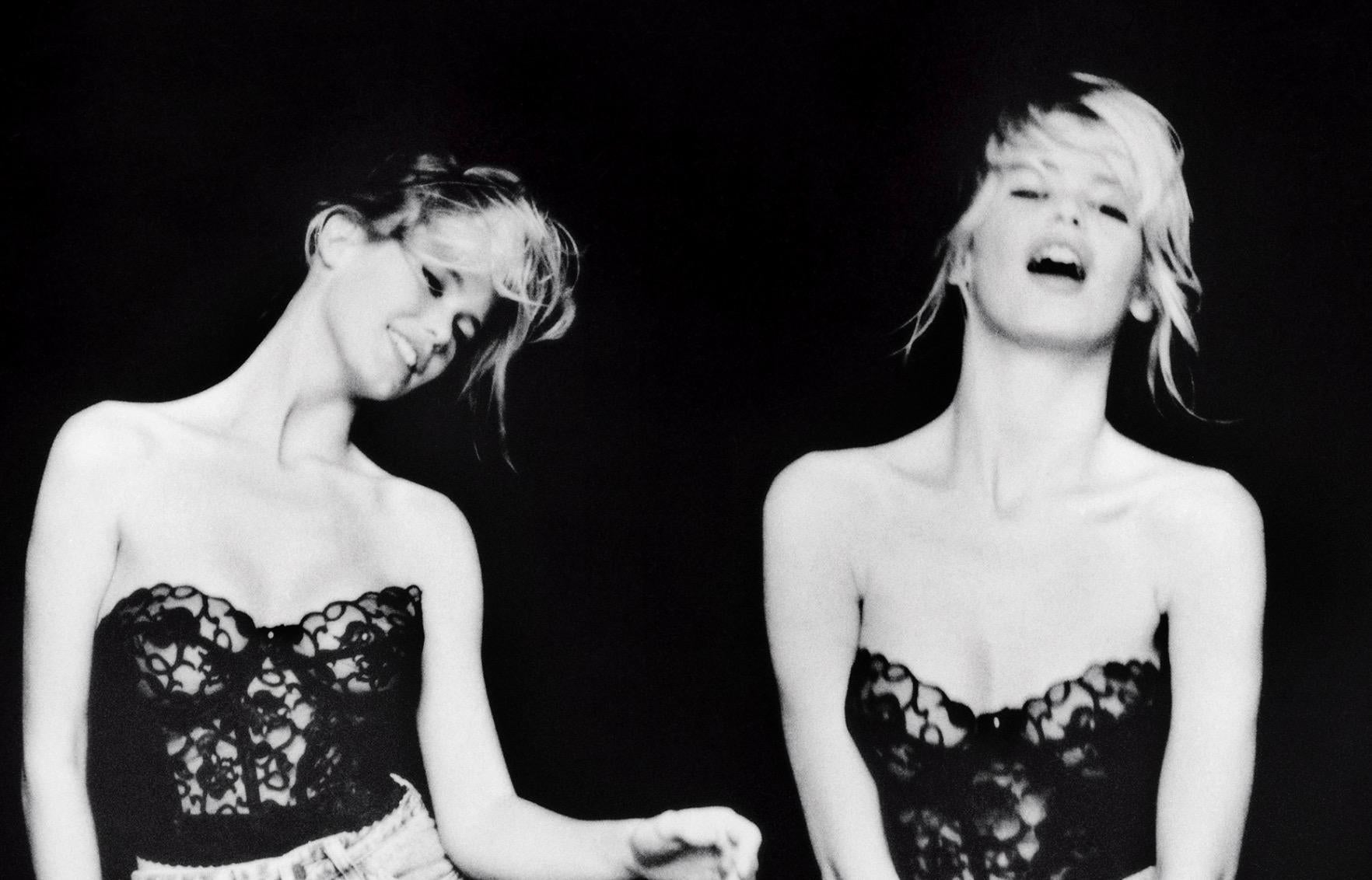 Tanzen, Tanzen, Tanzen, Claudia Schiffer für Guess, Viareggio, Italien (Zeitgenössisch), Photograph, von Ellen von Unwerth