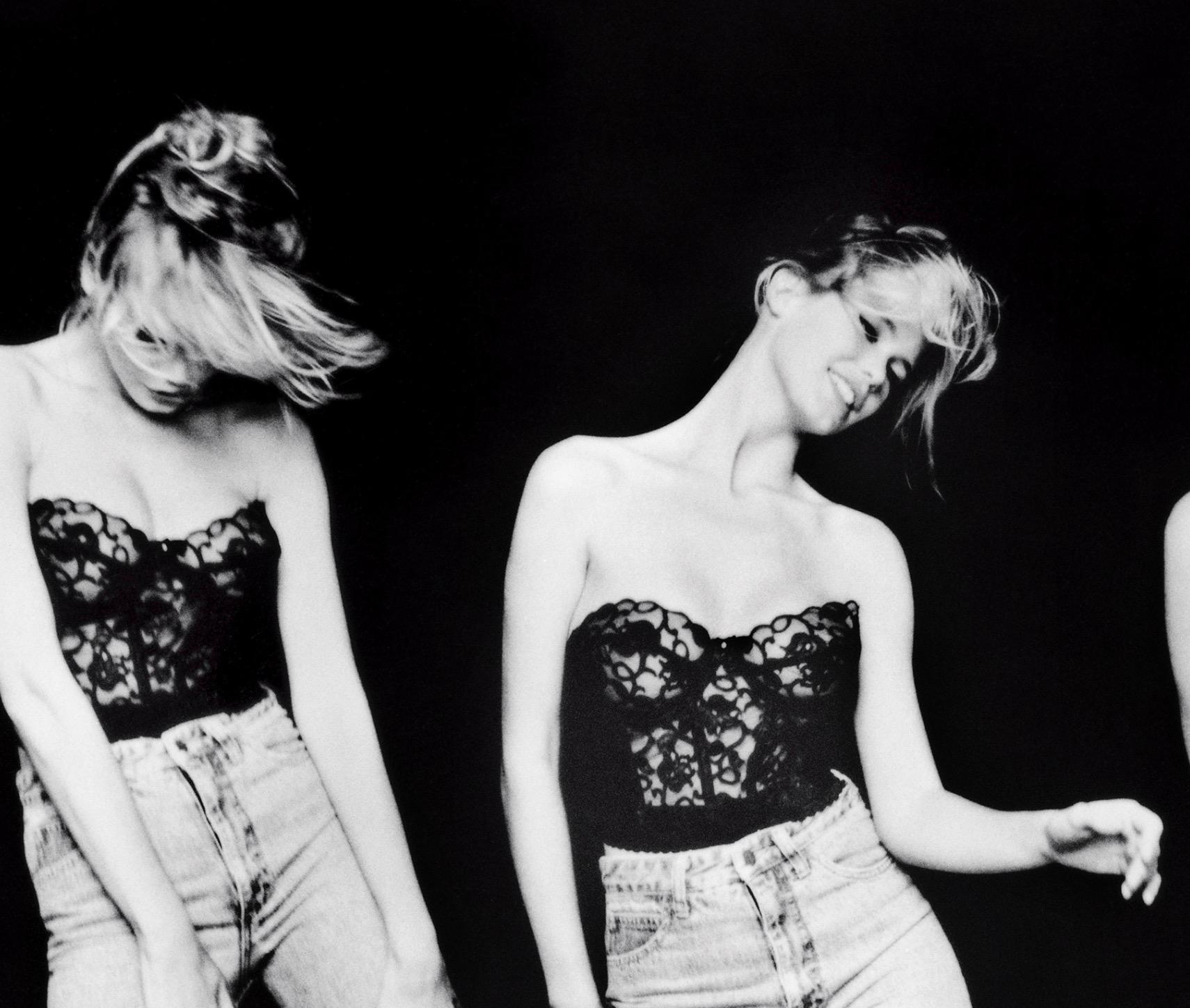 Tanzen, Tanzen, Tanzen, Claudia Schiffer für Guess, Viareggio, Italien (Grau), Portrait Photograph, von Ellen von Unwerth