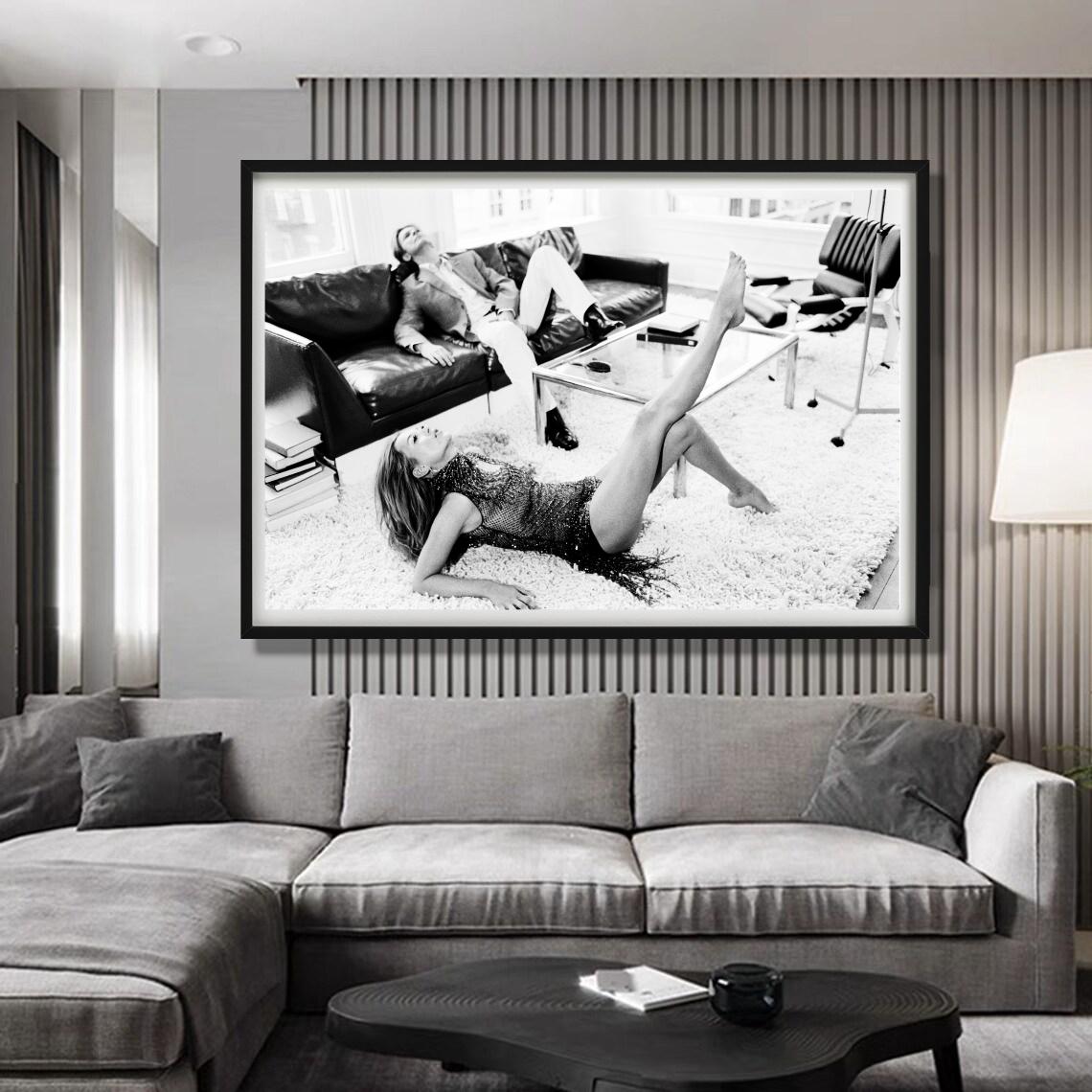David Bowie und Kate Moss II – in einem Wohnzimmer, Kunstfotografie, 2003 (Grau), Black and White Photograph, von Ellen von Unwerth