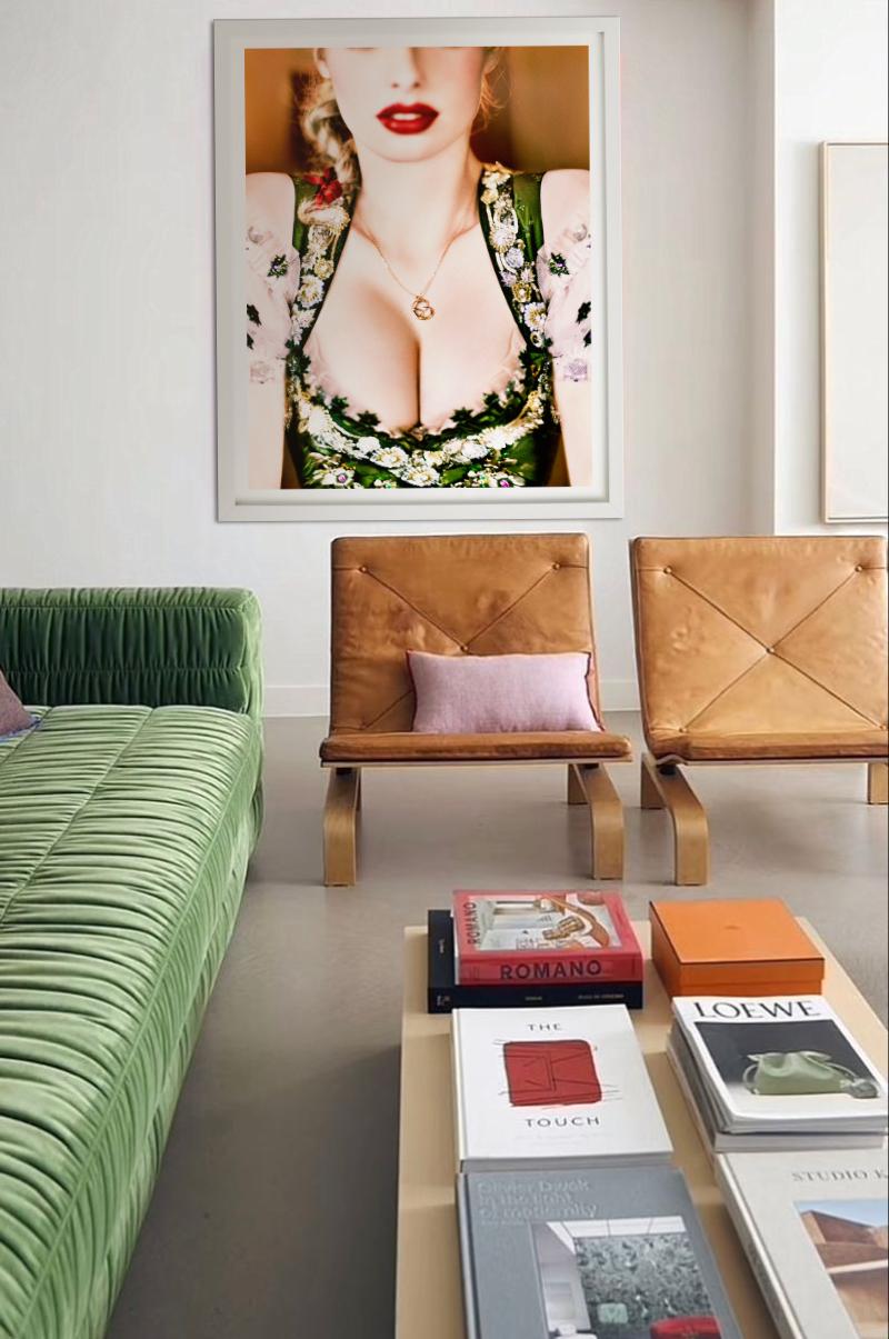 Dirndl – Nahaufnahme mit grünem Dirndl, Kunstfotografie, 2015 im Angebot 9