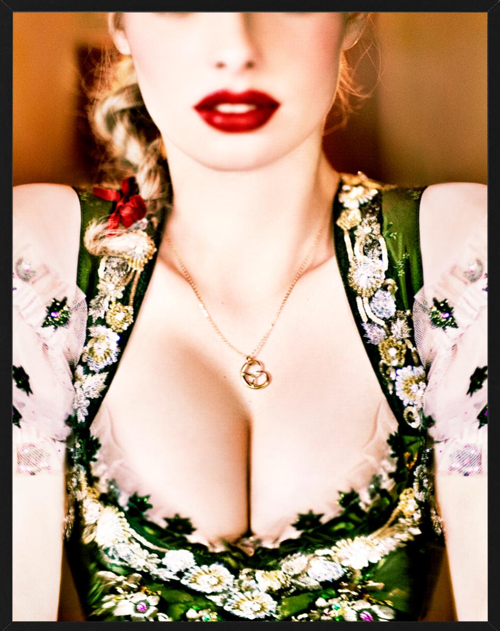 Dirndl – Nahaufnahme mit grünem Dirndl, Kunstfotografie, 2015 im Angebot 5