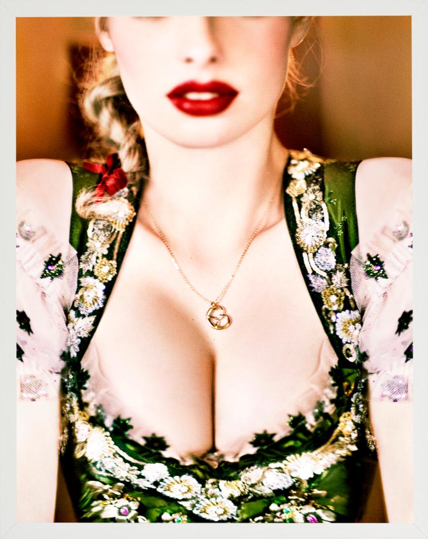Dirndl – Nahaufnahme mit grünem Dirndl, Kunstfotografie, 2015 im Angebot 7