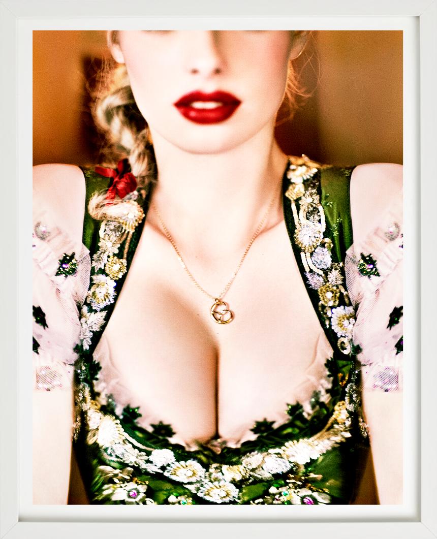 Dirndl – Nahaufnahme mit grünem Dirndl, Kunstfotografie, 2015 im Angebot 8