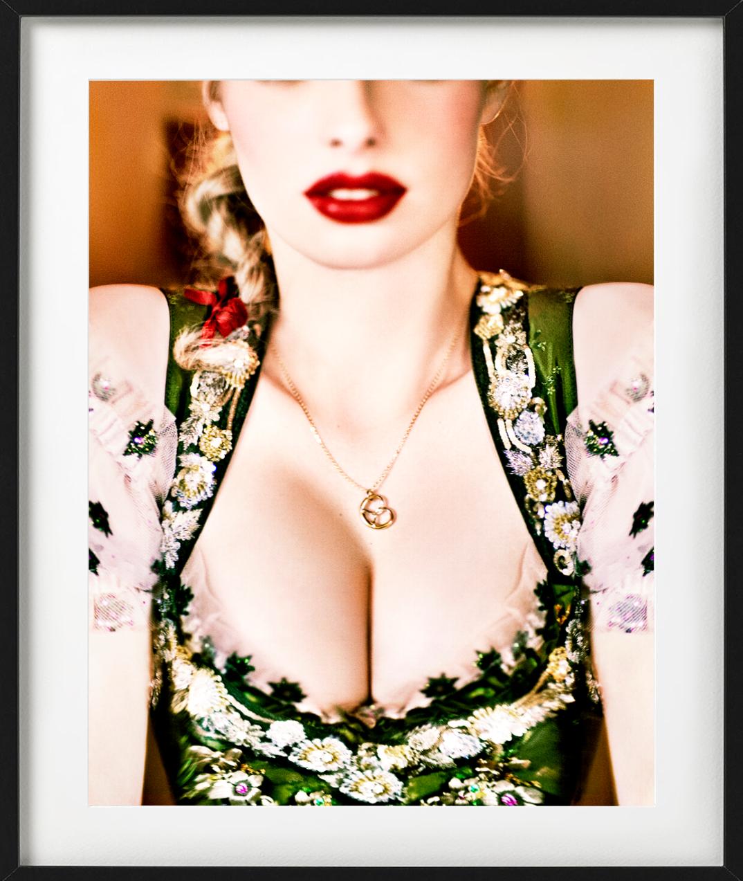 Dirndl – Nahaufnahme mit grünem Dirndl, Kunstfotografie, 2015 – Photograph von Ellen von Unwerth