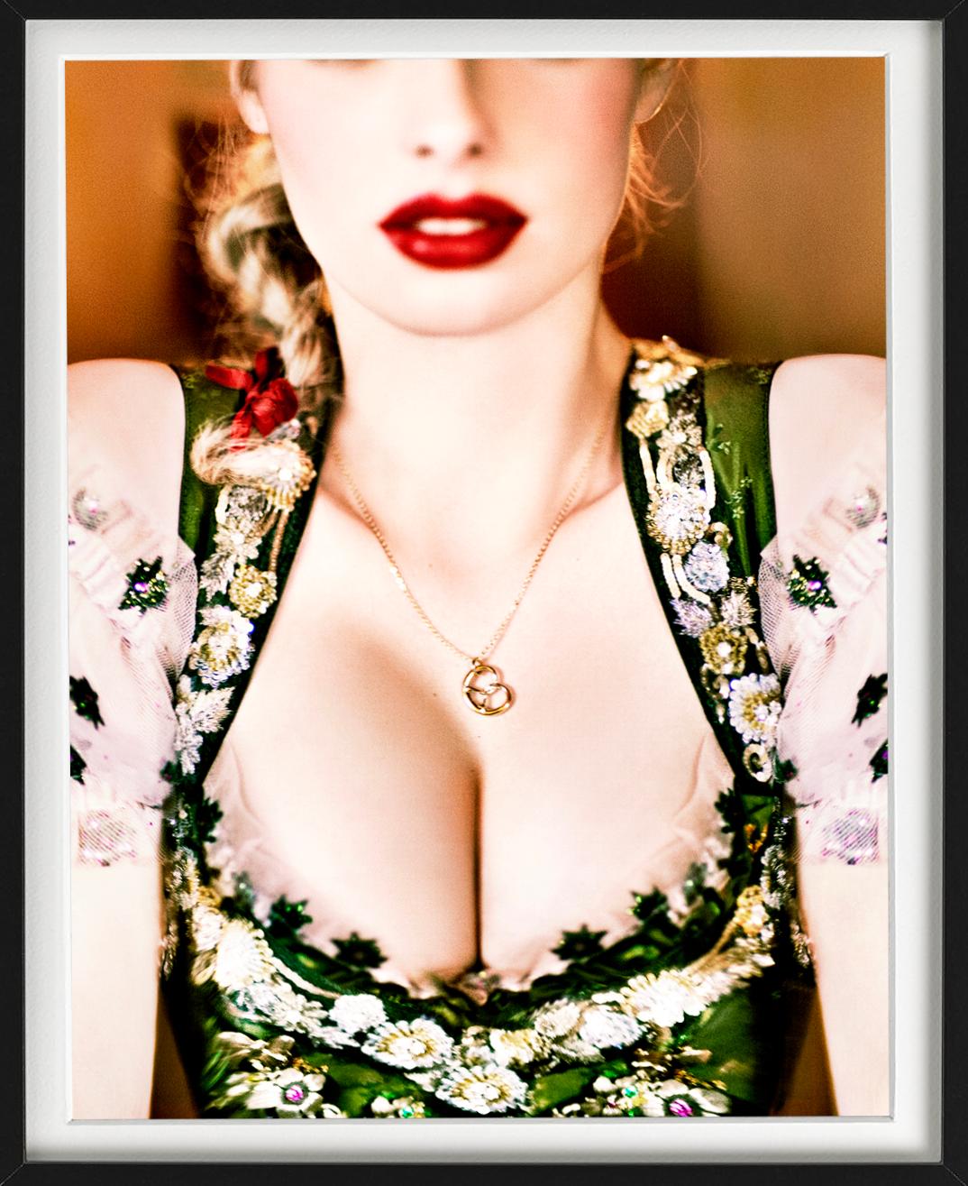 Dirndl – Nahaufnahme mit grünem Dirndl, Kunstfotografie, 2015 im Angebot 4