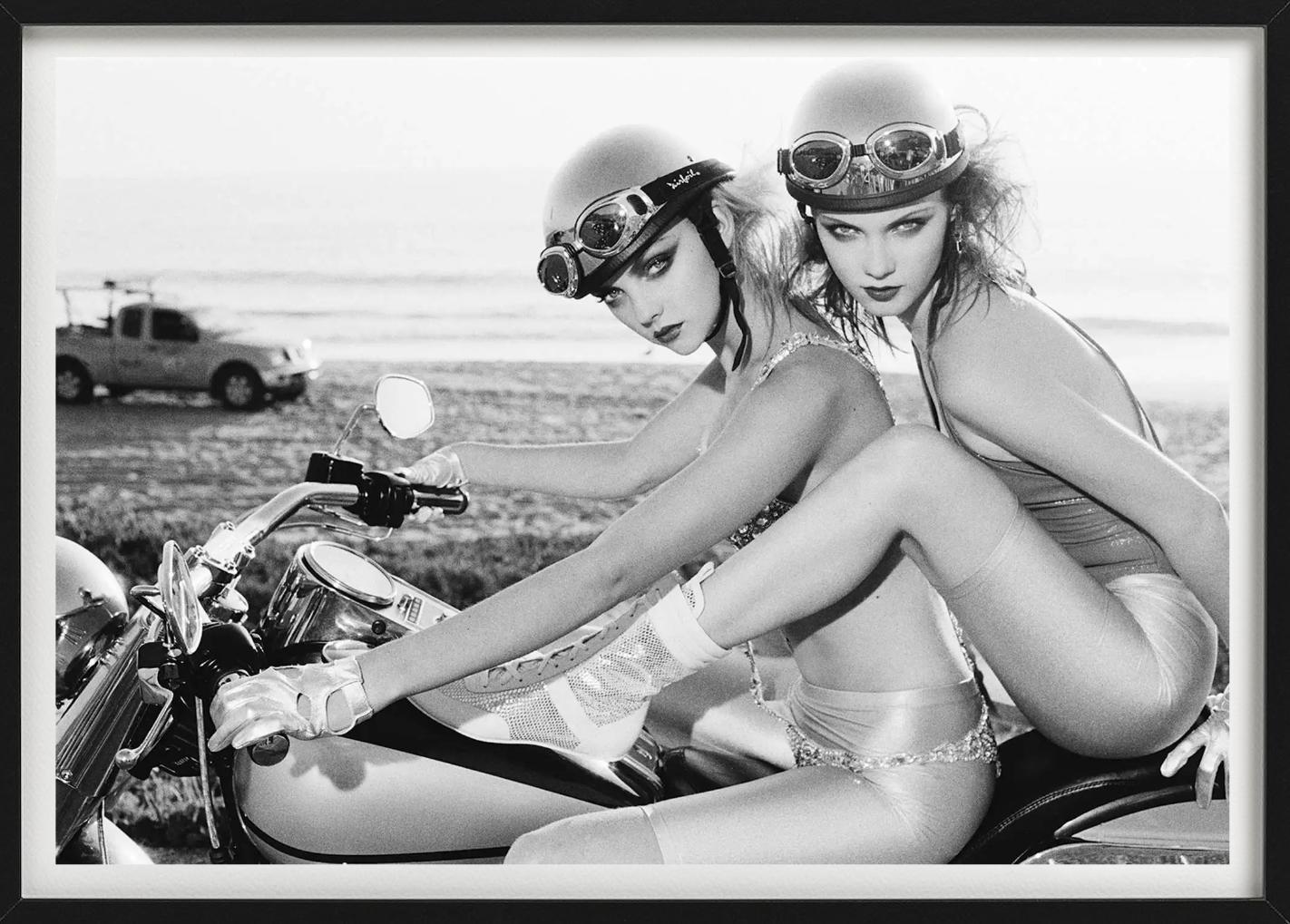 Femmes appuyées sur une moto, photographiées par Ellen von Unwerth.

Tous les tirages sont en édition limitée. Disponible en plusieurs tailles. Encadrement haut de gamme sur demande.

Toutes les impressions sont réalisées et signées par l'artiste.