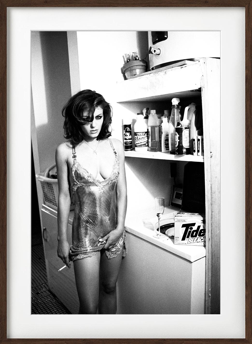 'Elisabeth Hurley NYC'- with cigarette in the kitchen, fine art photography 1997 - Photograph by Ellen von Unwerth
