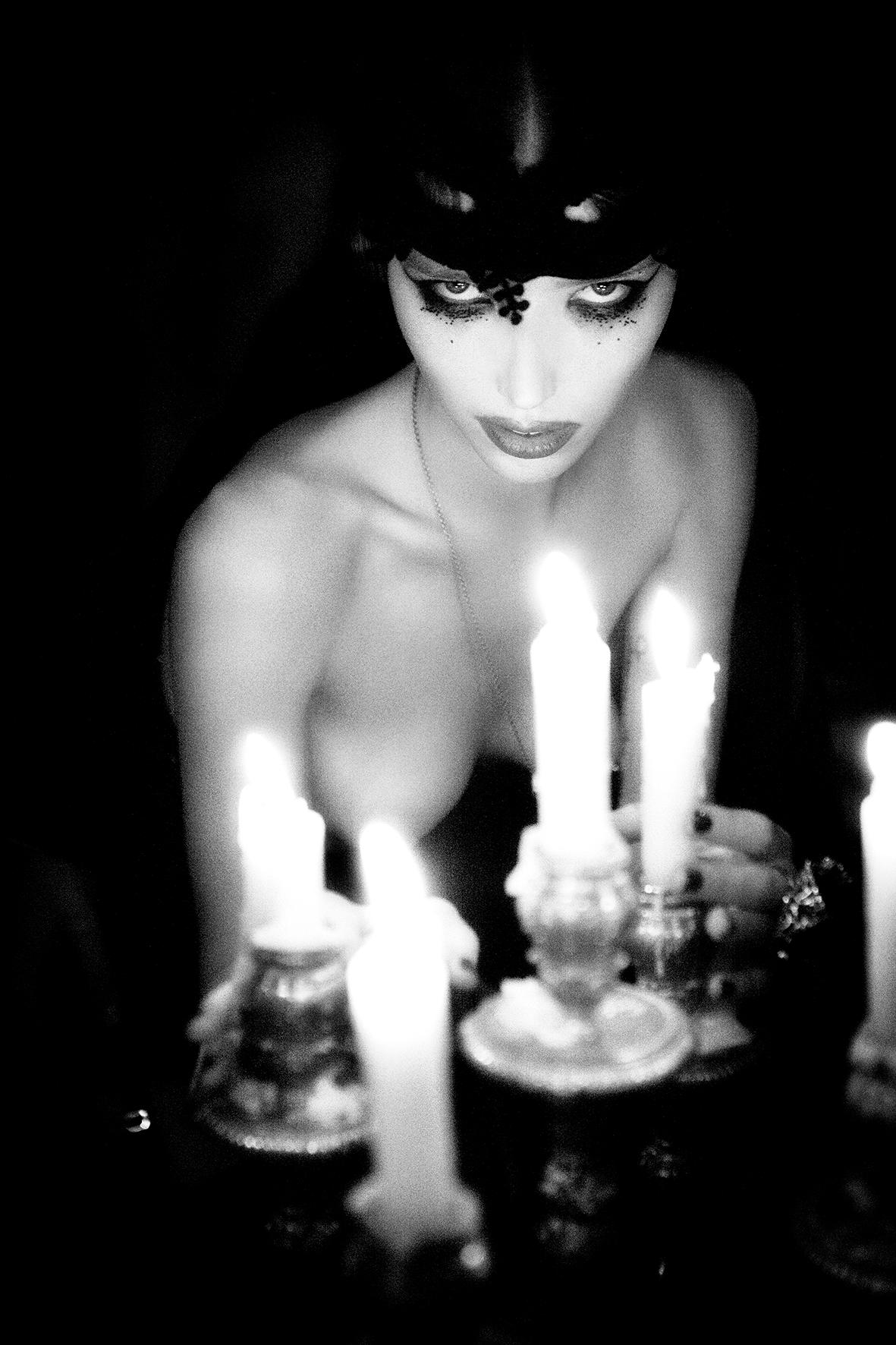 Schwarz-Weiß-Fotografie der außergewöhnlichen Ellen Von Unwerth für ihre Fotoserie The Story of Olga.

Alle Drucke sind in limitierter Auflage erhältlich. Erhältlich in mehreren Größen. Hochwertige Einrahmung auf Anfrage.

Alle Drucke werden von der