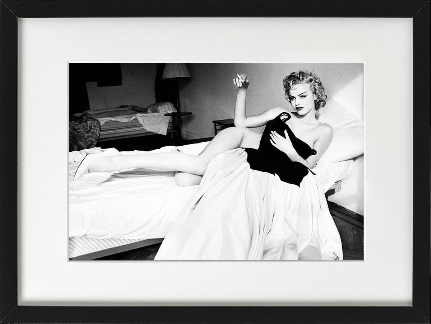 Eva Herzigova, Rauch im Bett – nacktes Modell rauchend, Kunstfotografie, 1994 im Angebot 2