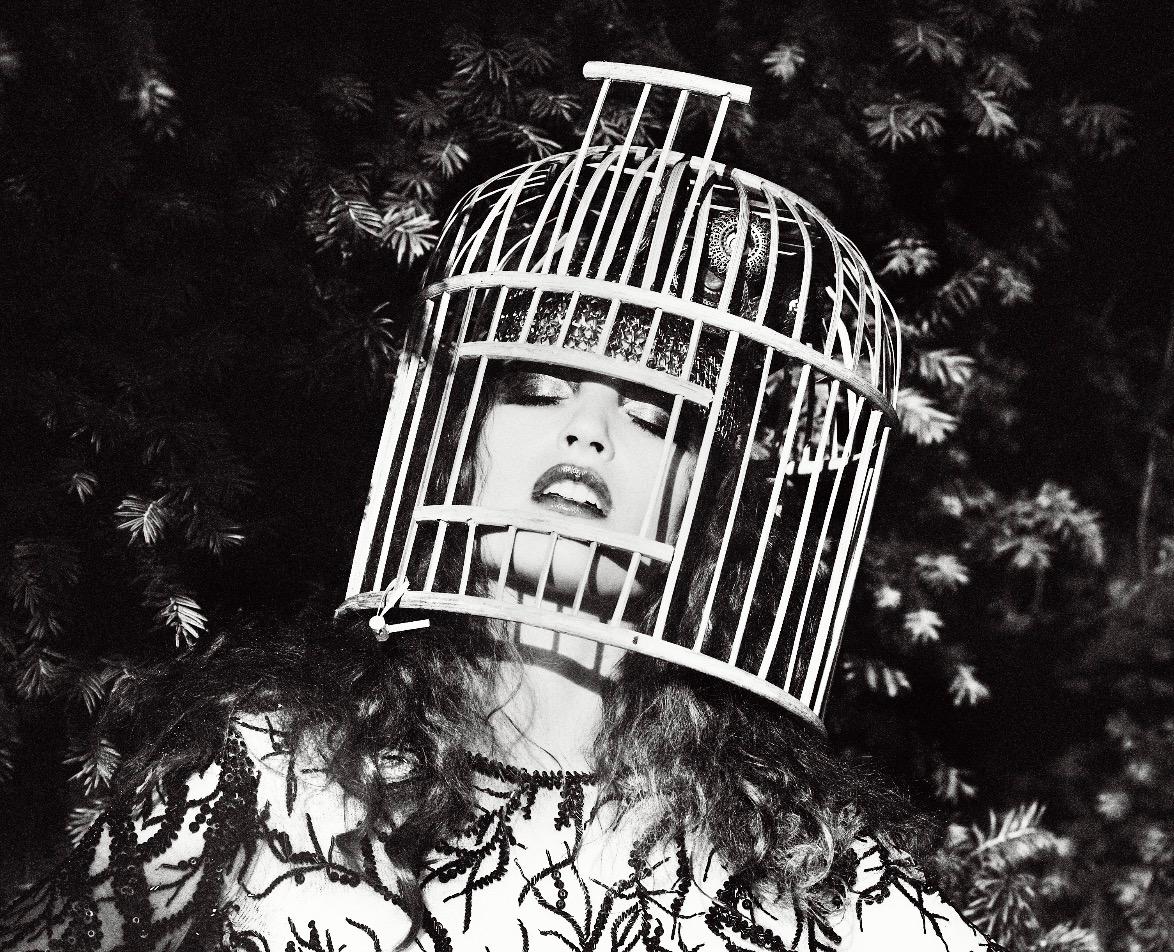 Chica en la jaula, Alma Jodorowski para L'Officiel, París - Photograph de Ellen von Unwerth