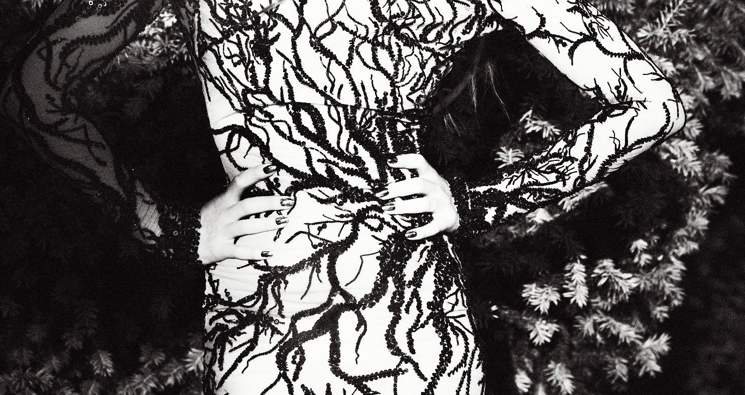 Chica en la jaula, Alma Jodorowski para L'Officiel, París - Photograph Contemporáneo de Ellen von Unwerth