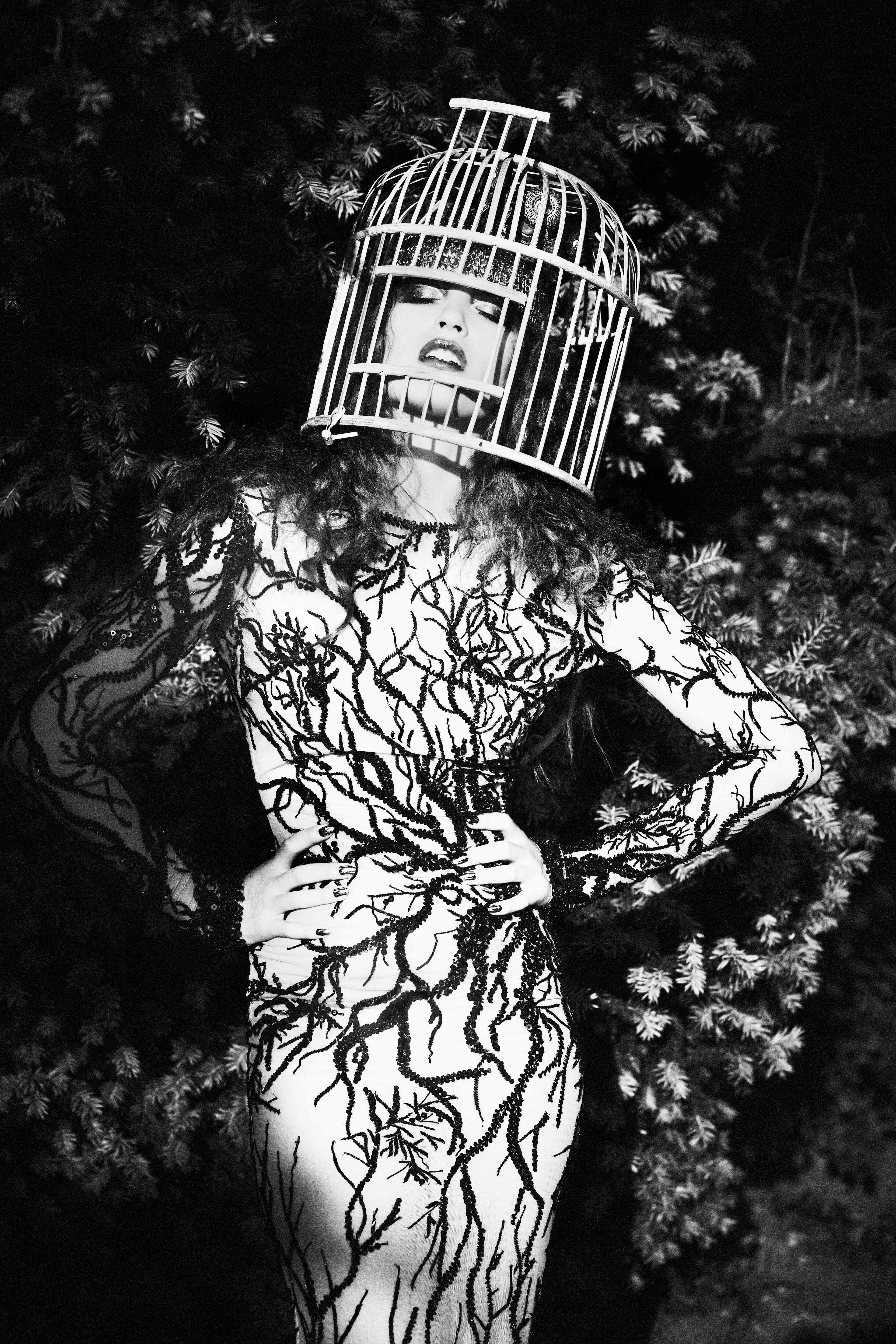 Portrait Photograph de Ellen von Unwerth - Chica en la jaula, Alma Jodorowski para L'Officiel, París