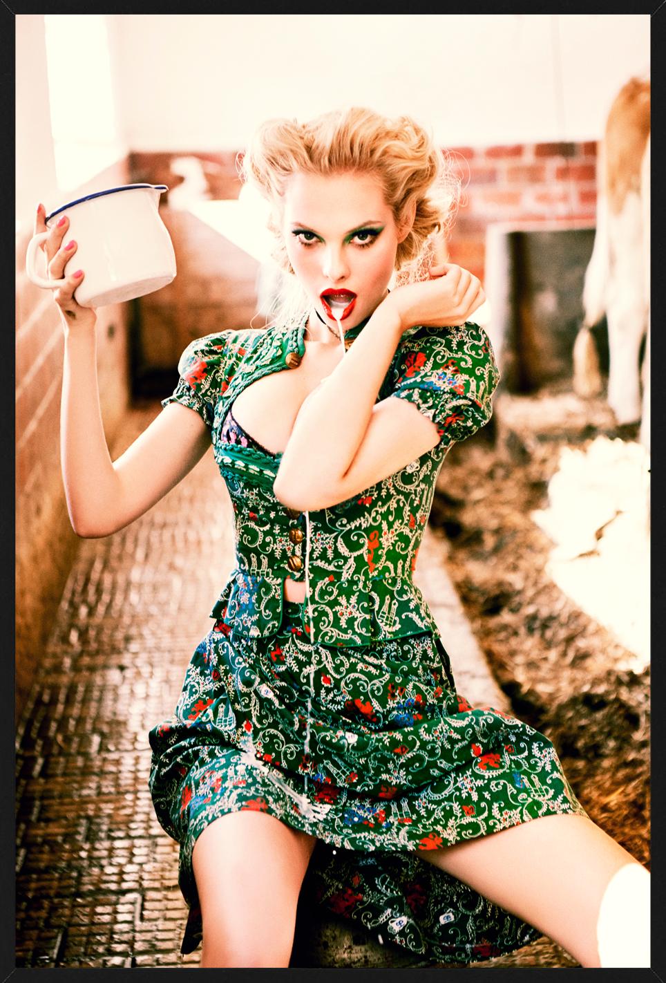 Got Milk, Heimat, Kunstfotografie, 2015 (Beige), Portrait Photograph, von Ellen von Unwerth