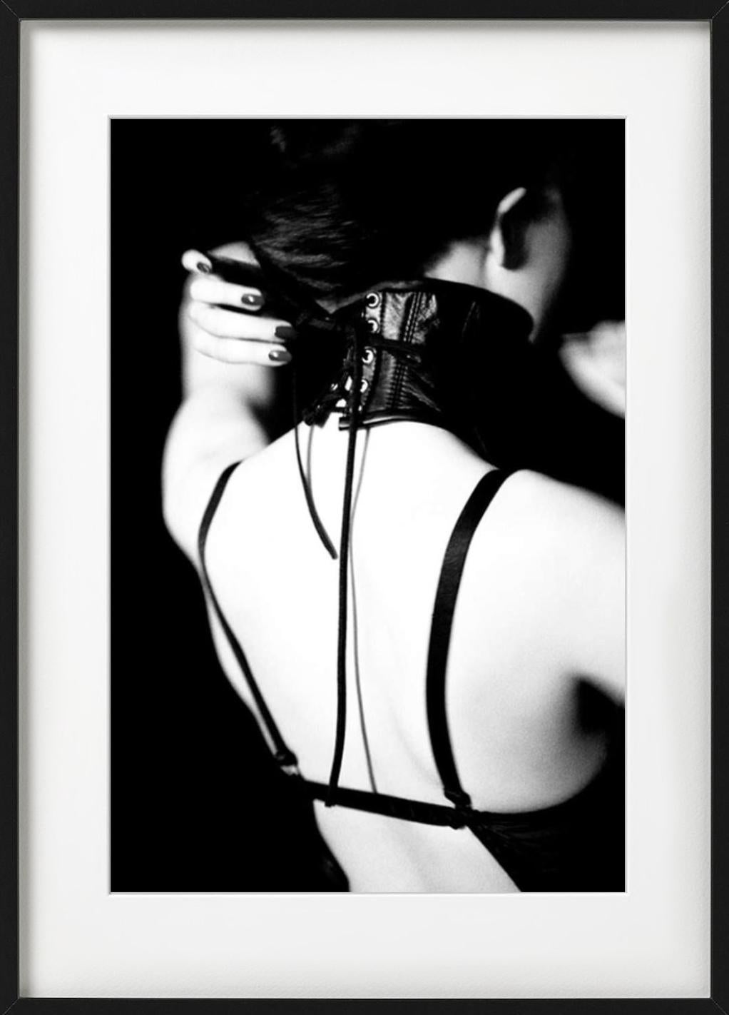 Halskrause – Model in schwarzer Kleidermode und Halskette, Kunstfotografie, 2010 – Photograph von Ellen von Unwerth