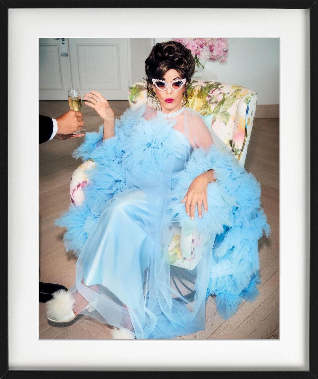 Harpers Bazaar Arabia, Joan Collins, photographie d'art - Gris Figurative Photograph par Ellen von Unwerth