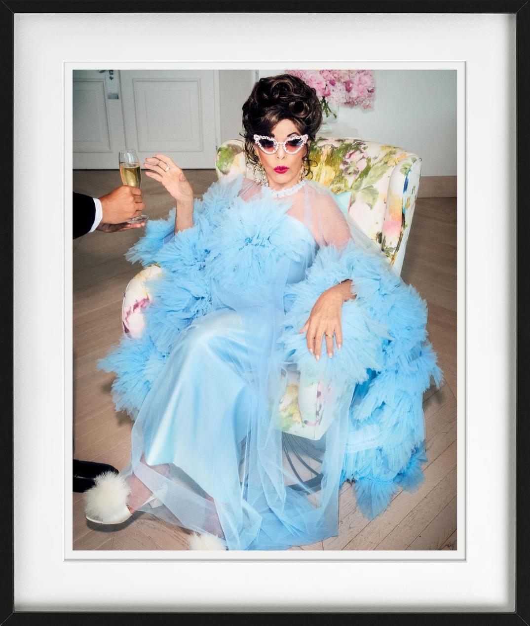 Joan Collins en robe turquoise, photographiée par Ellen von Unwerth.

Tous les tirages sont en édition limitée. Disponible en plusieurs tailles. Encadrement haut de gamme sur demande.

Toutes les impressions sont réalisées et signées par l'artiste.