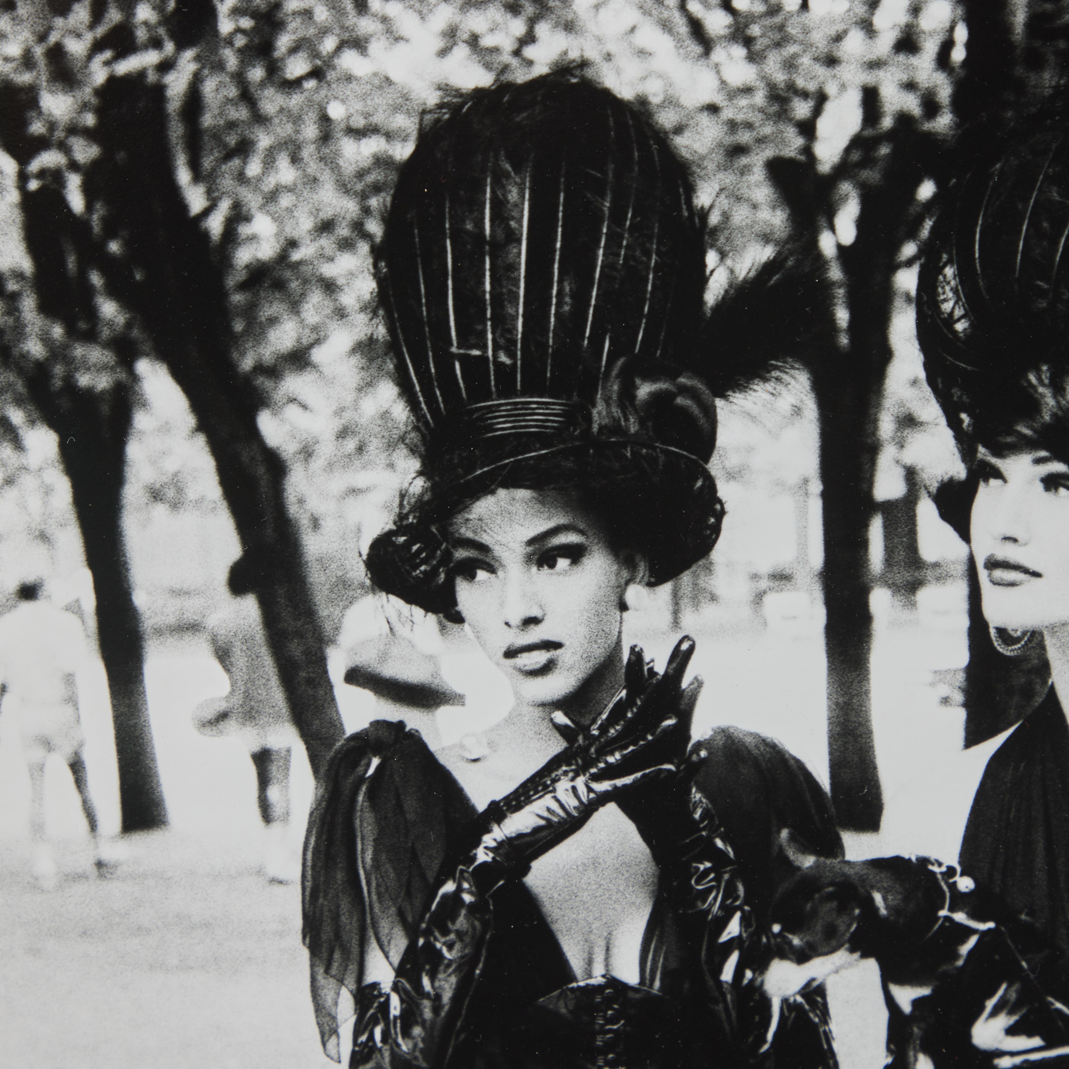 La haute couture, Paris, 1991, Ellen Von Unwerth en vente 1