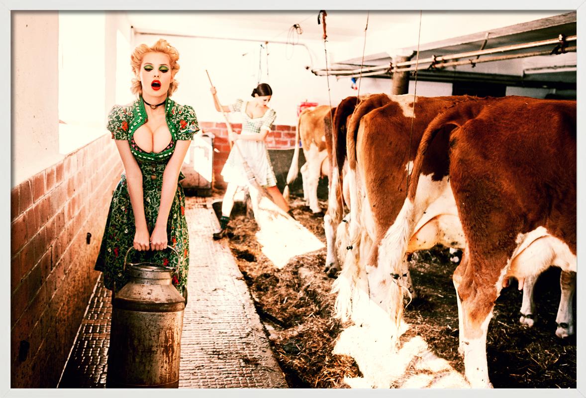 Heavy Duty  Fille transportant du lait dans l'étable des vaches, photographie d'art, 2015 en vente 5