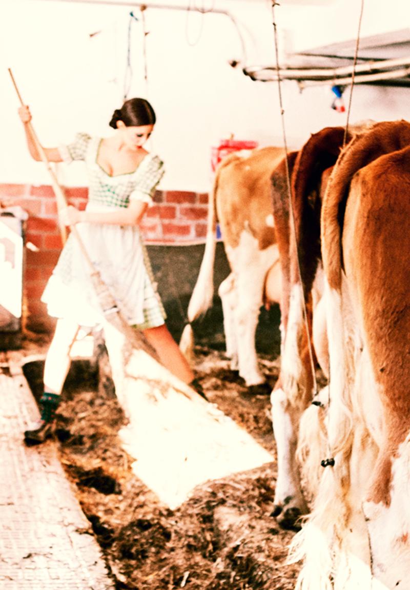 Heavy Duty  Fille transportant du lait dans l'étable des vaches, photographie d'art, 2015 en vente 6