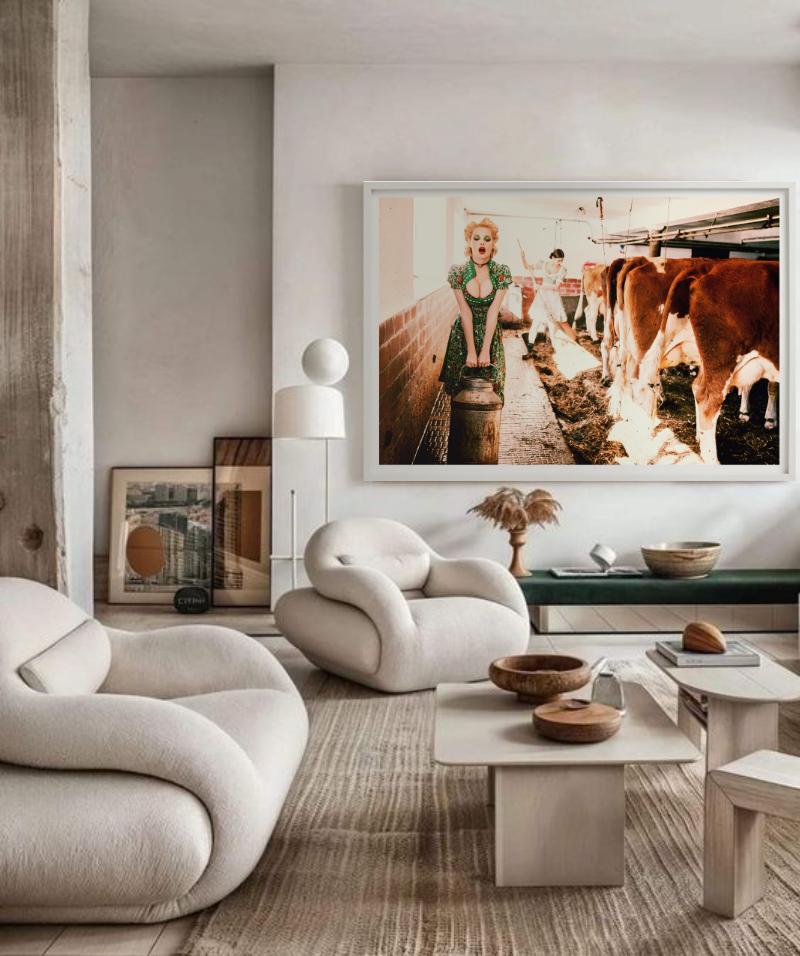 Heavy Duty  Fille transportant du lait dans l'étable des vaches, photographie d'art, 2015 en vente 8