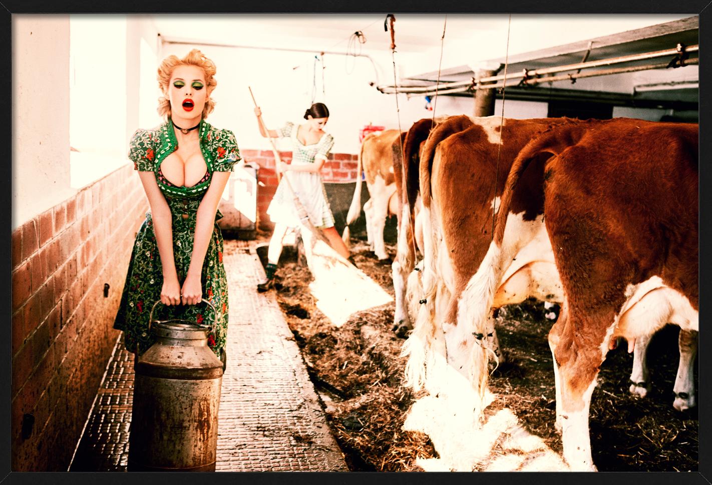 Heavy Duty  Fille transportant du lait dans l'étable des vaches, photographie d'art, 2015 en vente 3