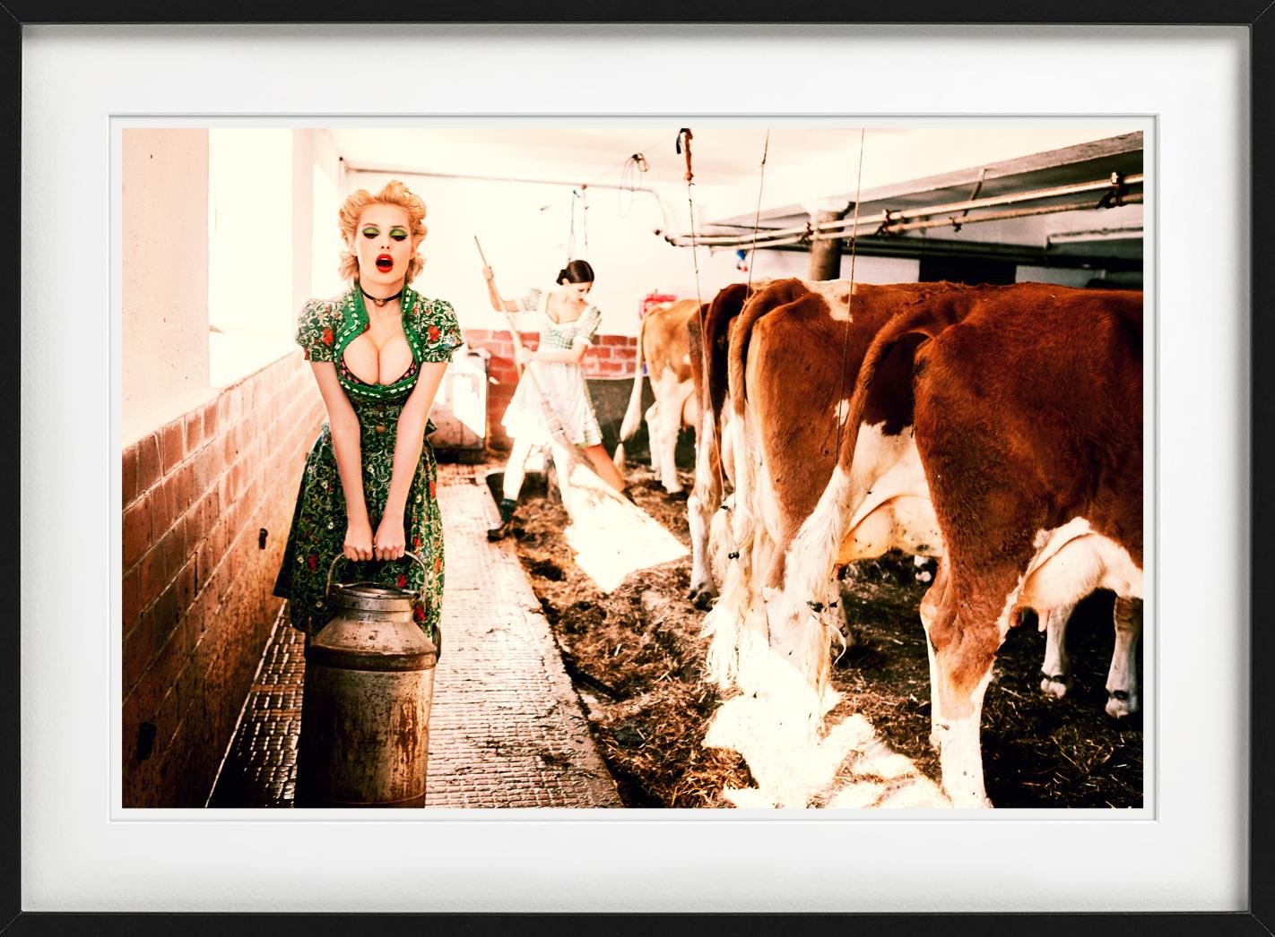 Heavy Duty  Fille transportant du lait dans l'étable des vaches, photographie d'art, 2015 en vente 4
