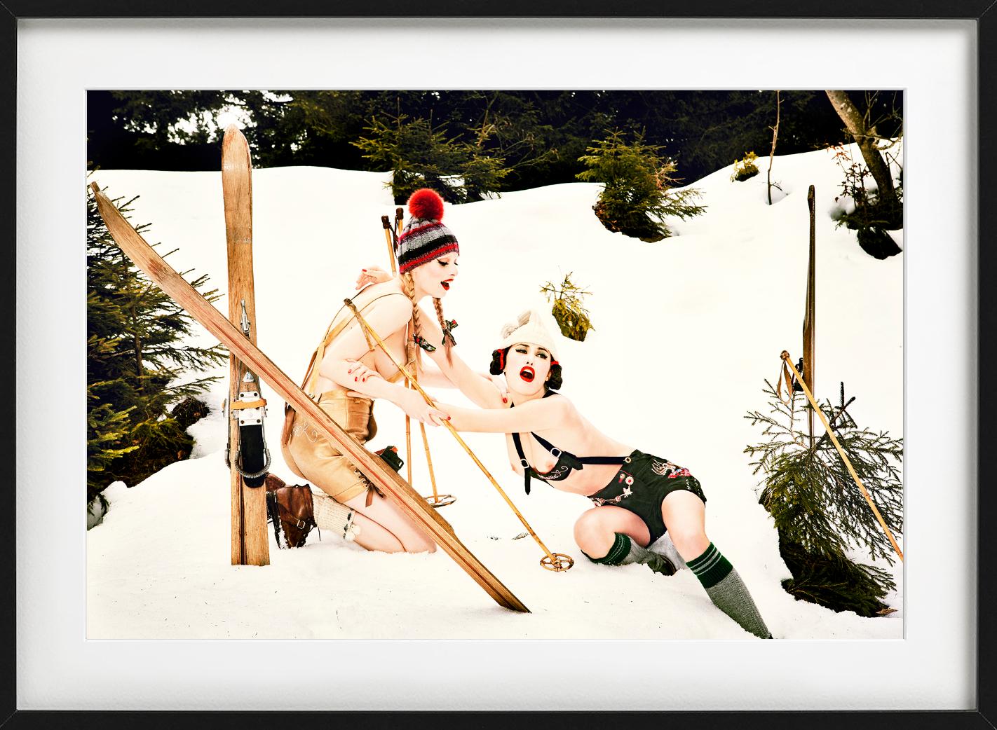 Heimat 128 – Modelle in Lederhosen beim Spielen im Schnee, Kunstfotografie 2015 – Photograph von Ellen von Unwerth