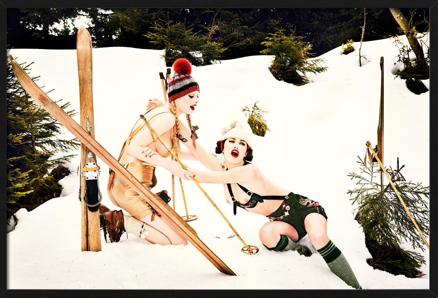Heimat 128 – Modelle in Lederhosen beim Spielen im Schnee, Kunstfotografie 2015 (Weiß), Figurative Photograph, von Ellen von Unwerth