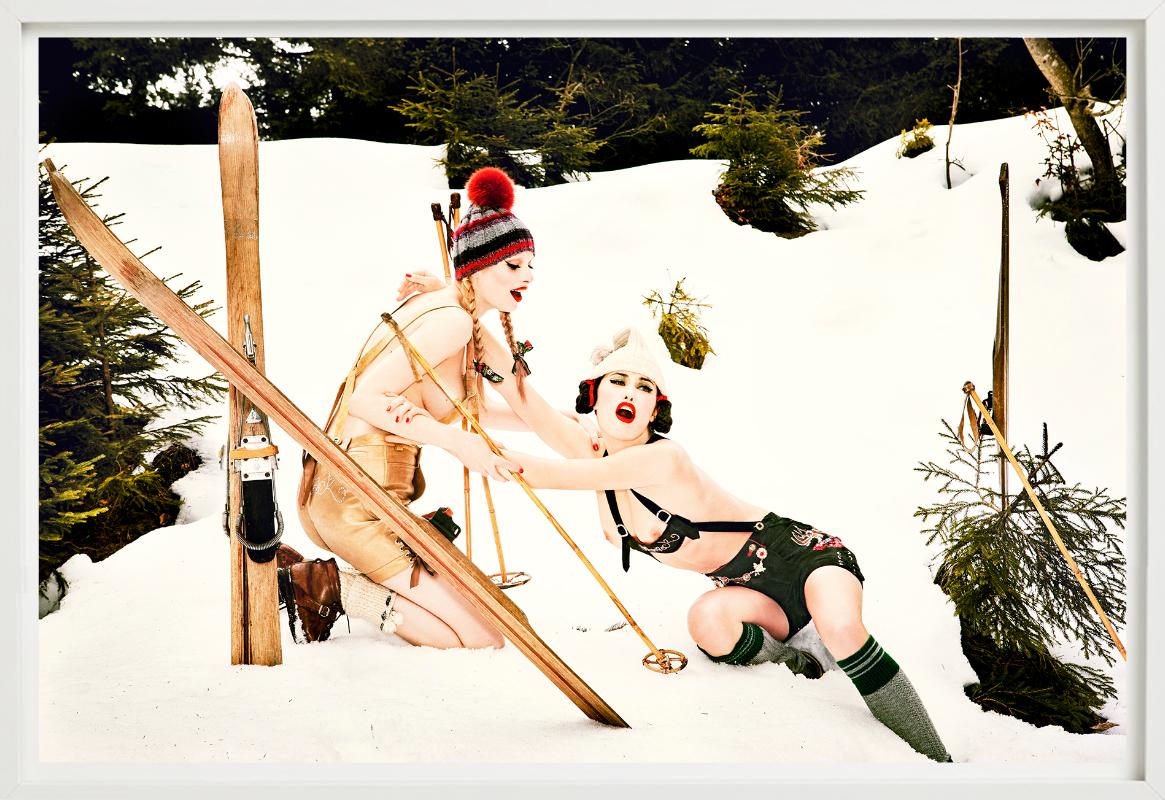 Heimat 128 – Modelle in Lederhosen beim Spielen im Schnee, Kunstfotografie 2015 im Angebot 1