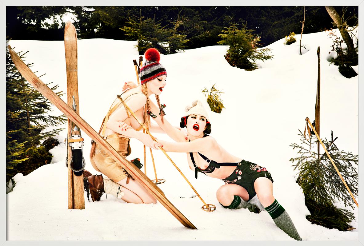 Heimat 128 – Modelle in Lederhosen beim Spielen im Schnee, Kunstfotografie 2015 im Angebot 2