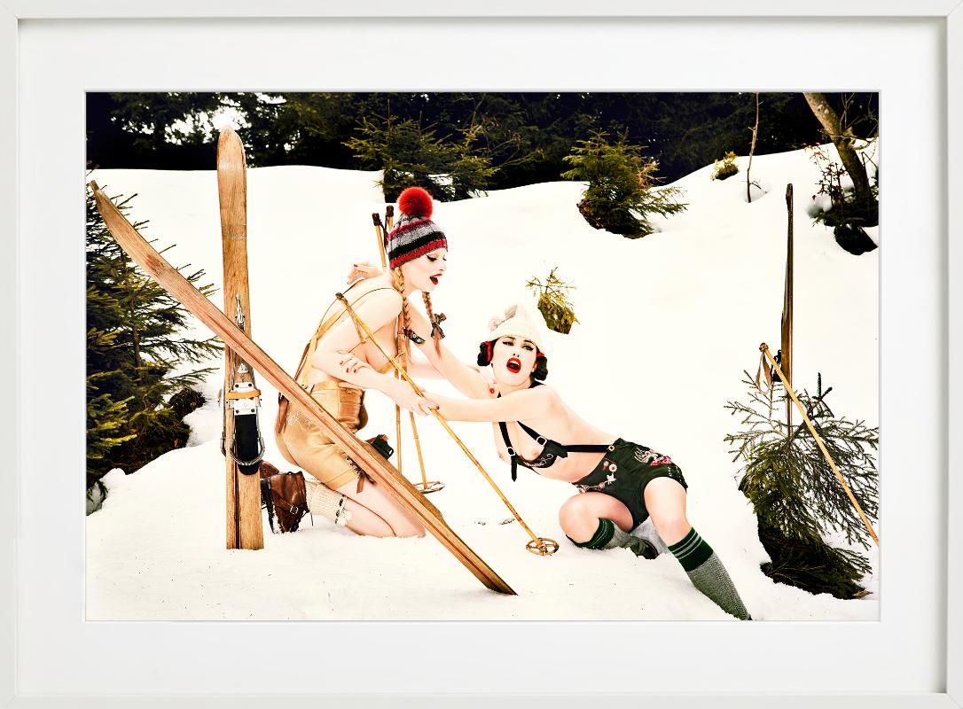 Heimat 128 – Modelle in Lederhosen beim Spielen im Schnee, Kunstfotografie 2015 im Angebot 3