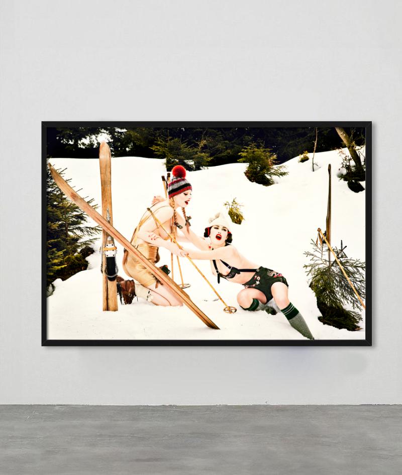 Heimat 128 – Modelle in Lederhosen beim Spielen im Schnee, Kunstfotografie 2015 im Angebot 4