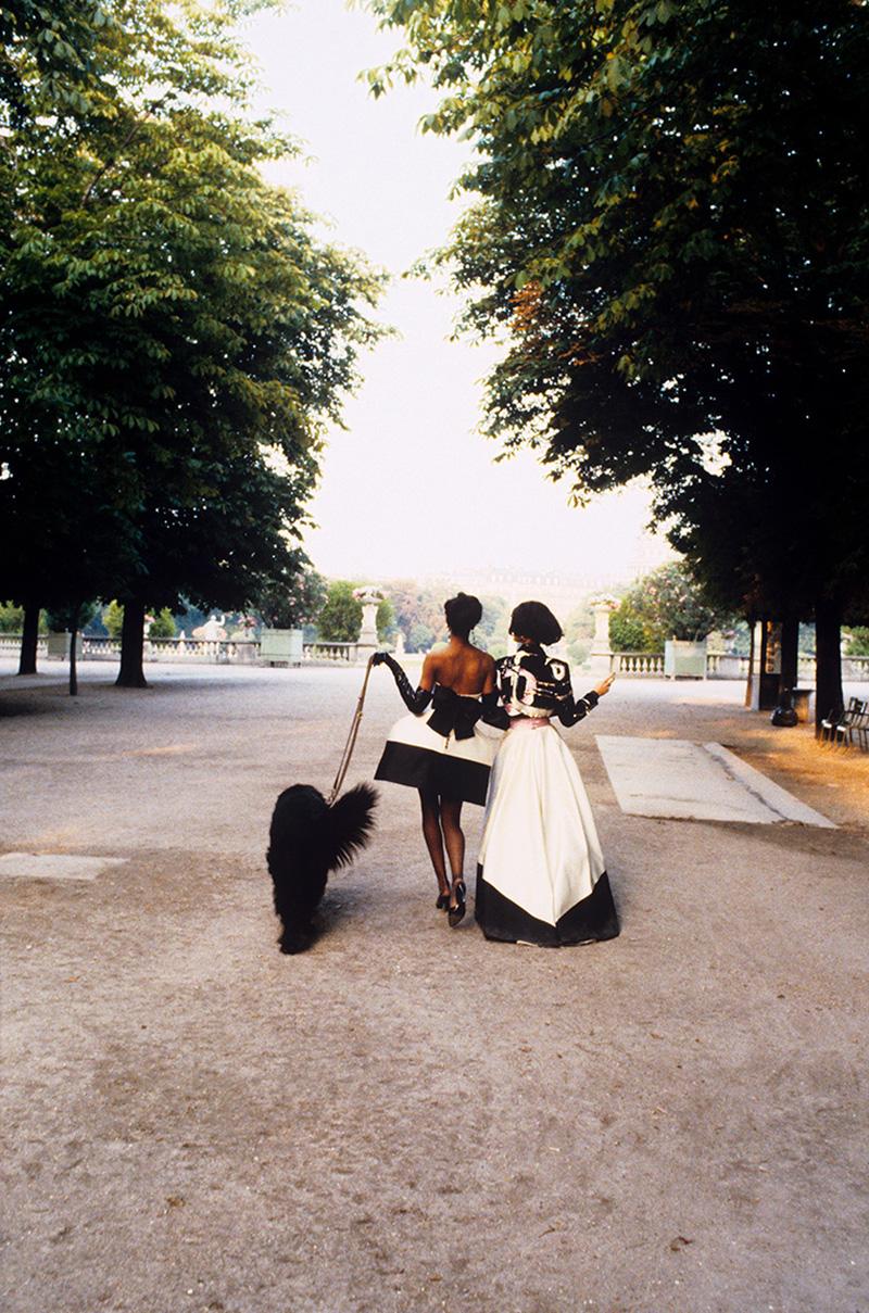Ellen von Unwerth Color Photograph - Jardin du Luxembourg: Deon Bray and Karen Mulder, Paris, 1991