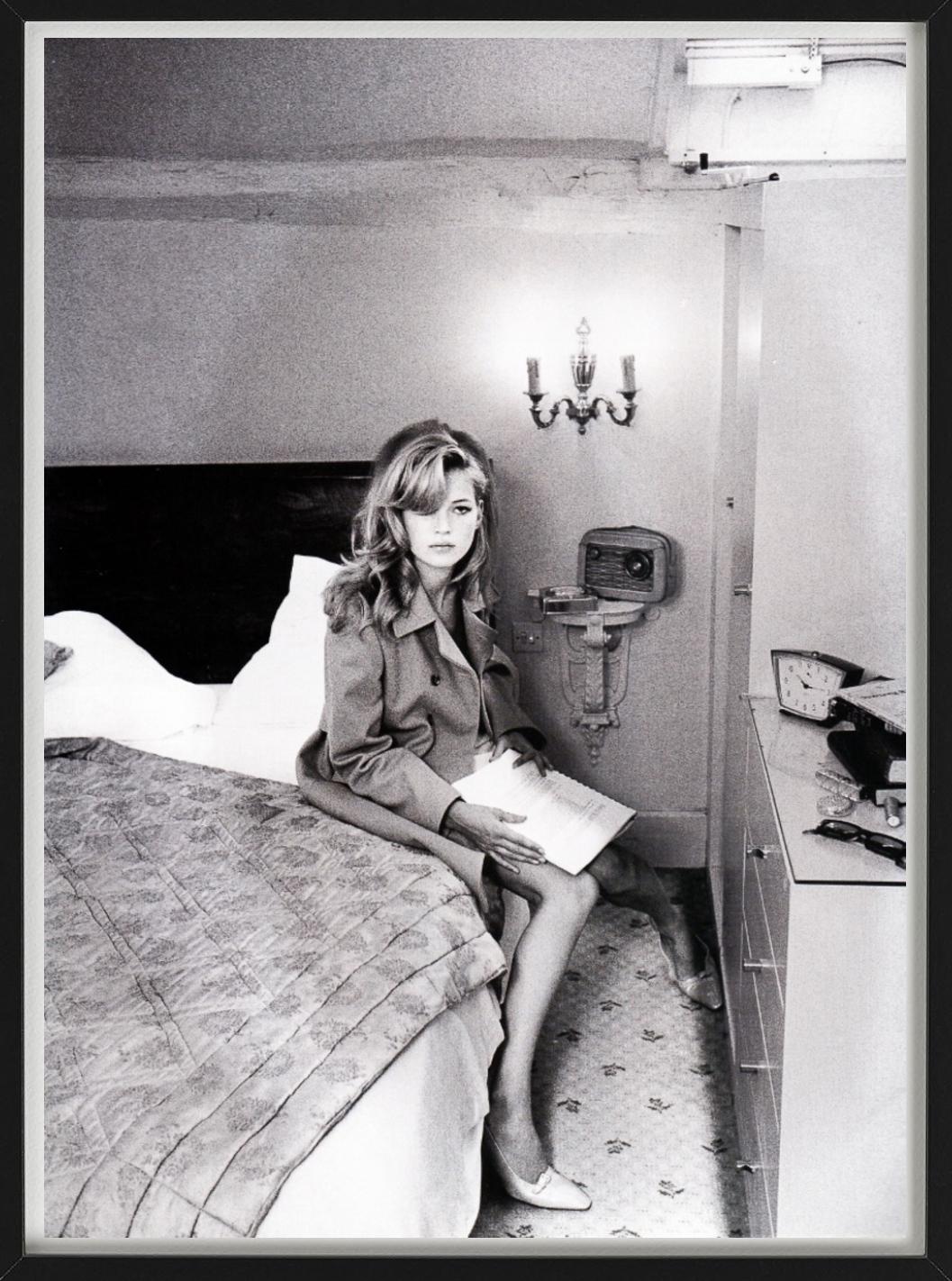 Kate Moss, Lesen, US Vogue, Kunstfotografie, Kunstfotografie (Grau), Black and White Photograph, von Ellen von Unwerth
