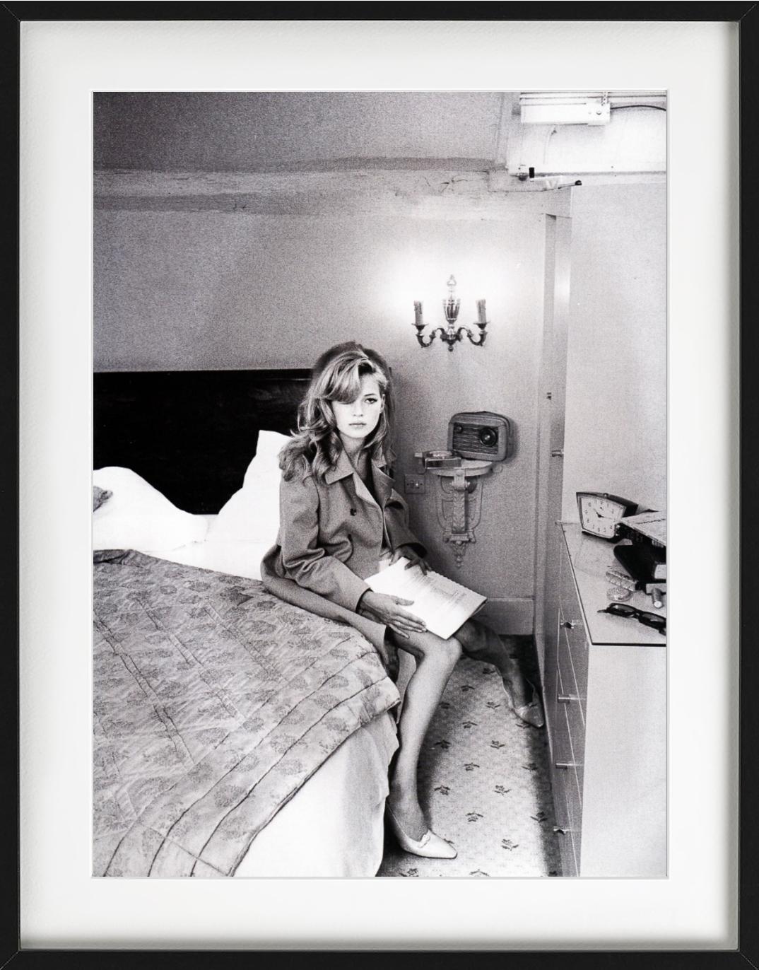 Kate Moss liest für die US-Vogue, fotografiert von Ellen von Unwerth.

Alle Drucke sind in limitierter Auflage erhältlich. Erhältlich in mehreren Größen. Hochwertige Einrahmung auf Anfrage.

Alle Drucke werden von der Künstlerin oder dem Künstler