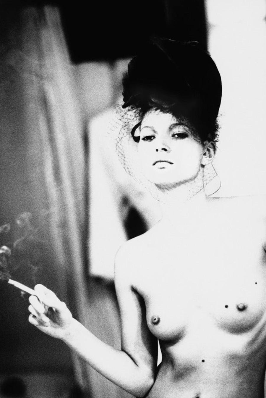 Kate Moss fumando - Retrato de supermodelo desnuda en blanco y negro, Fotografía artística, 1996