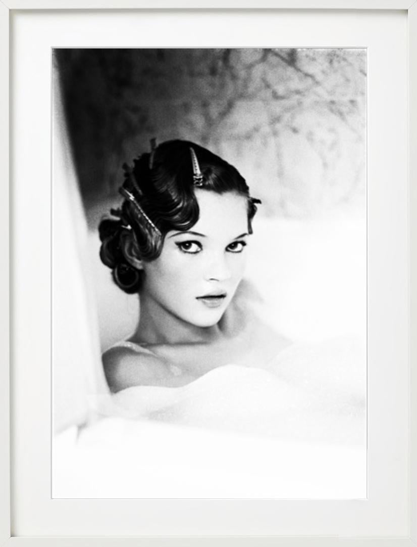 Kate Moss, in einem Badeanzug, Kunstfotografie im Angebot 5