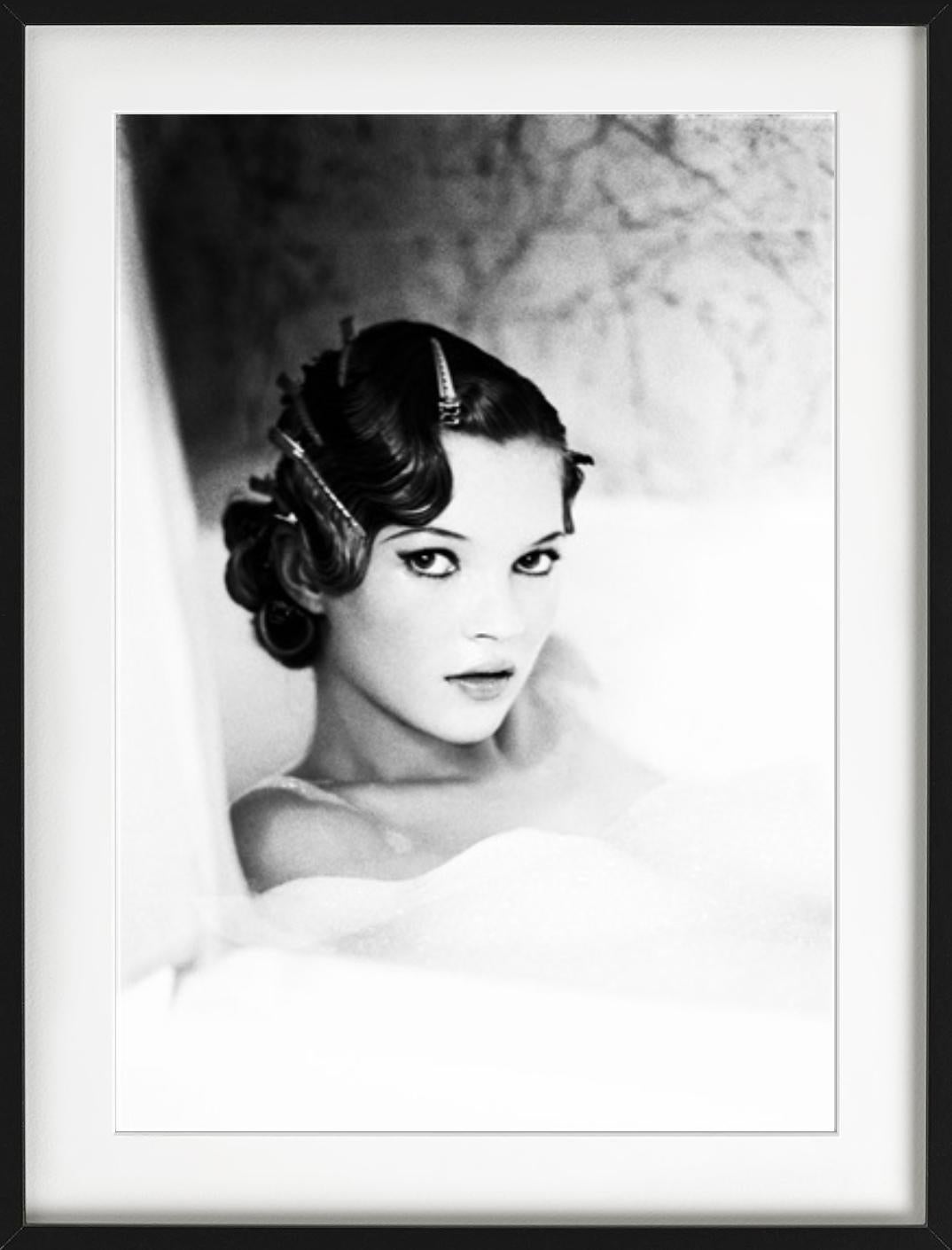 Kate Moss, in einem Badeanzug, Kunstfotografie – Photograph von Ellen von Unwerth