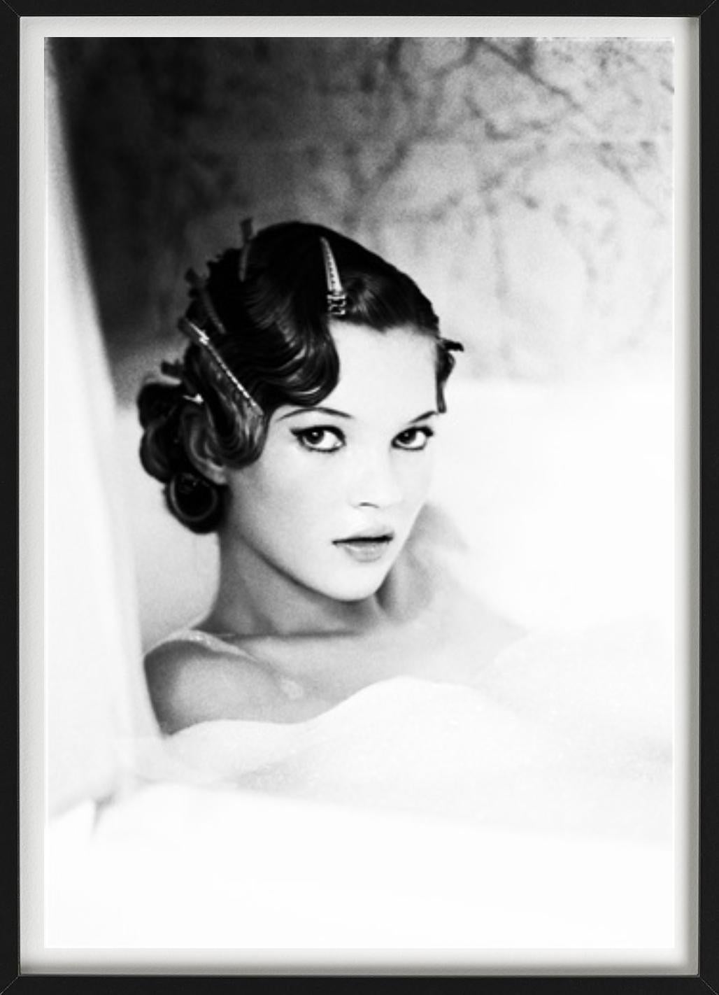 Kate Moss, in einem Badeanzug, Kunstfotografie (Grau), Black and White Photograph, von Ellen von Unwerth