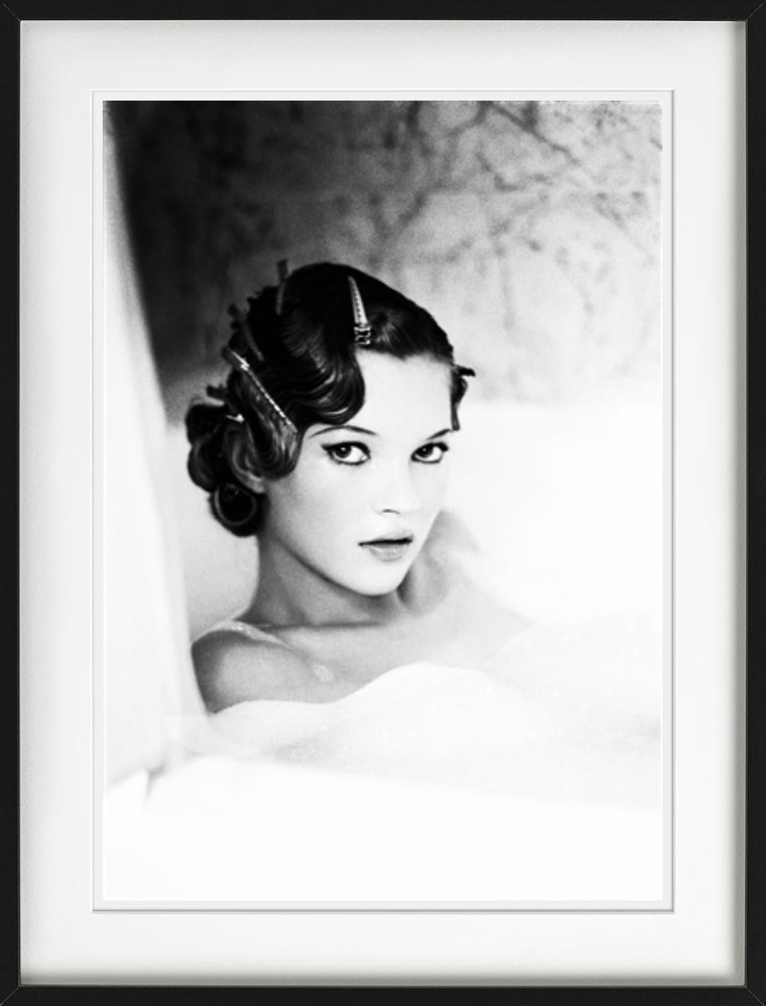 Kate Moss, in einem Badeanzug, Kunstfotografie im Angebot 1