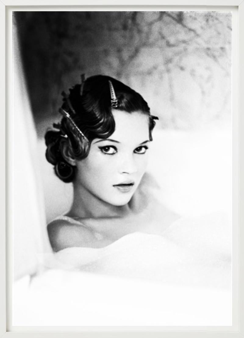 Kate Moss, in einem Badeanzug, Kunstfotografie im Angebot 2