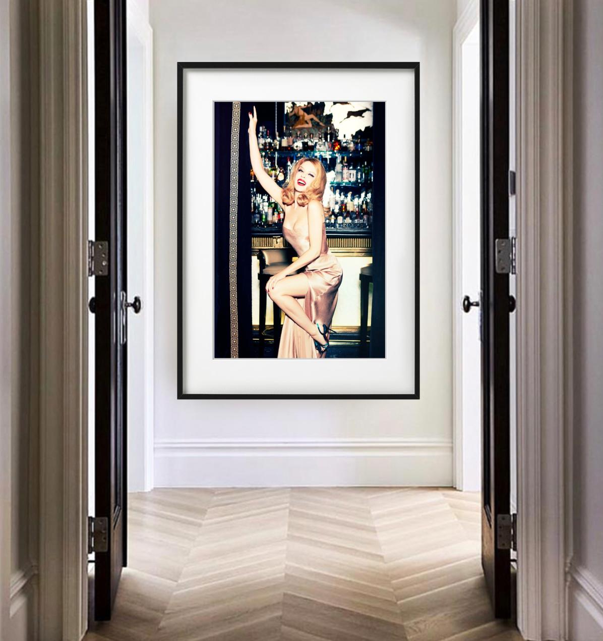 Disponible en otras tallas. Enmarcado de alta gama a petición

Ellen von Unwerth es una de las fotógrafas más famosas e influyentes del mundo. Sus logros artísticos han sido galardonados con premios de fotografía realmente importantes. Descubrió a
