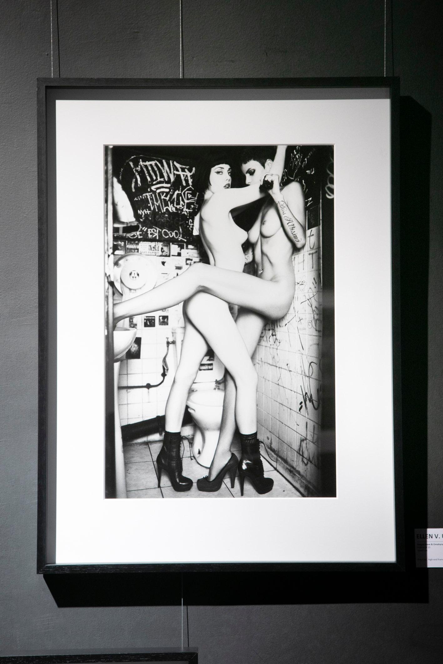 'La Feline' - double nude in a club toilet, fine art photography, 2008 - Contemporary Photograph by Ellen von Unwerth